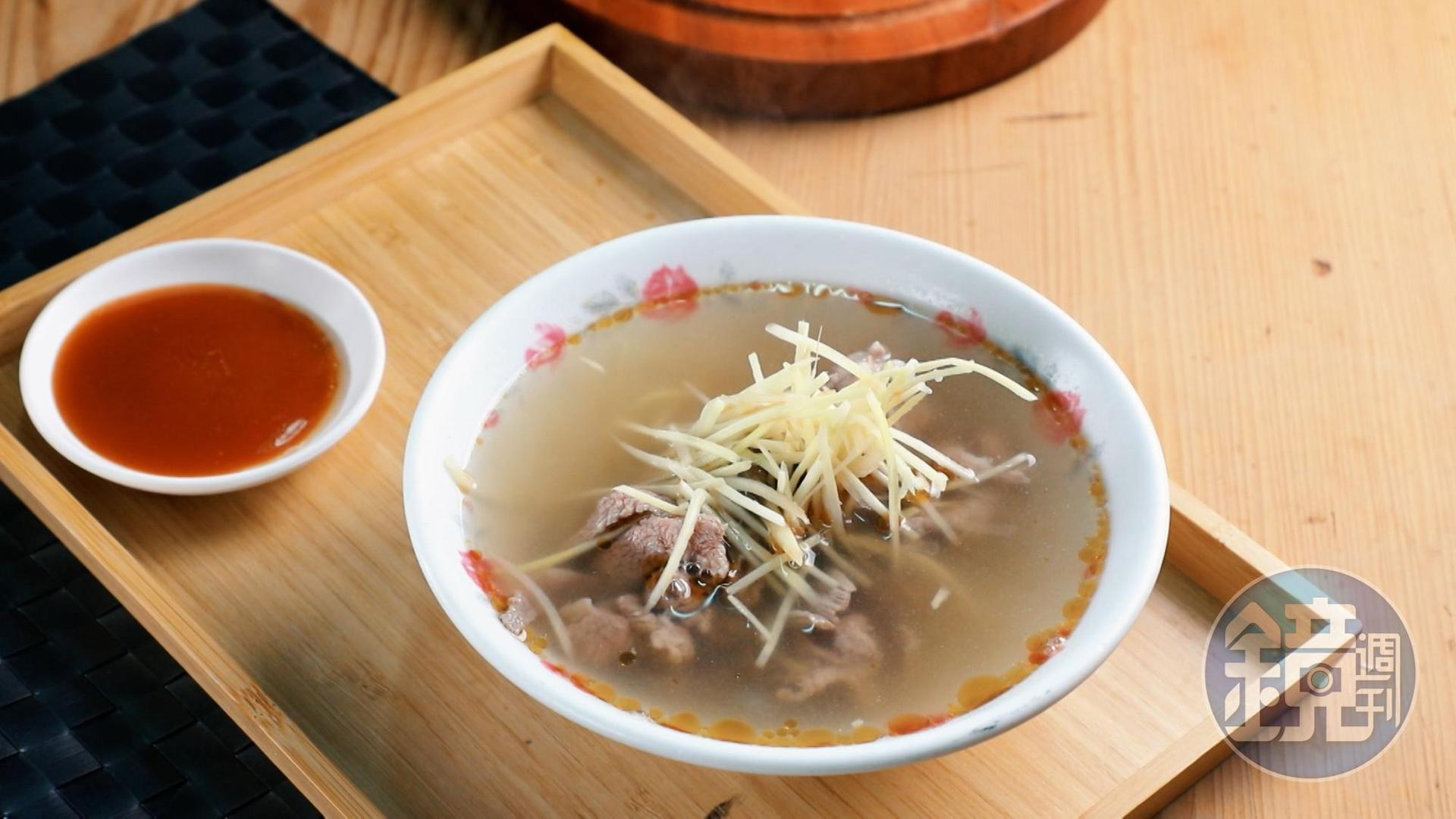 「羊肉湯」湯頭清甜有麻油香,肉質鮮嫩無羊臊。(100元/碗)