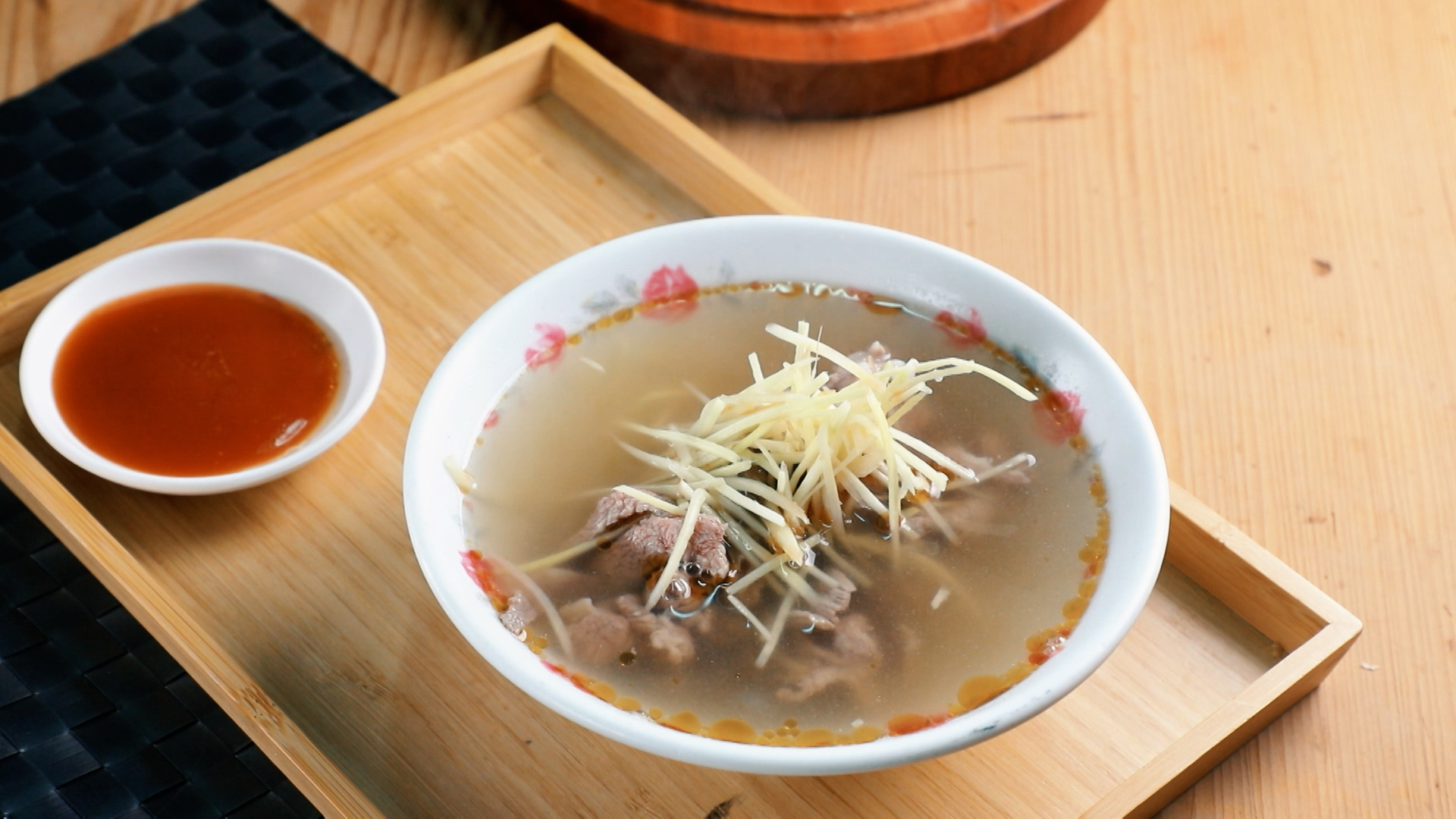 「羊肉湯」湯頭清甜有麻油香，肉質鮮嫩無羊臊。（100元／碗）