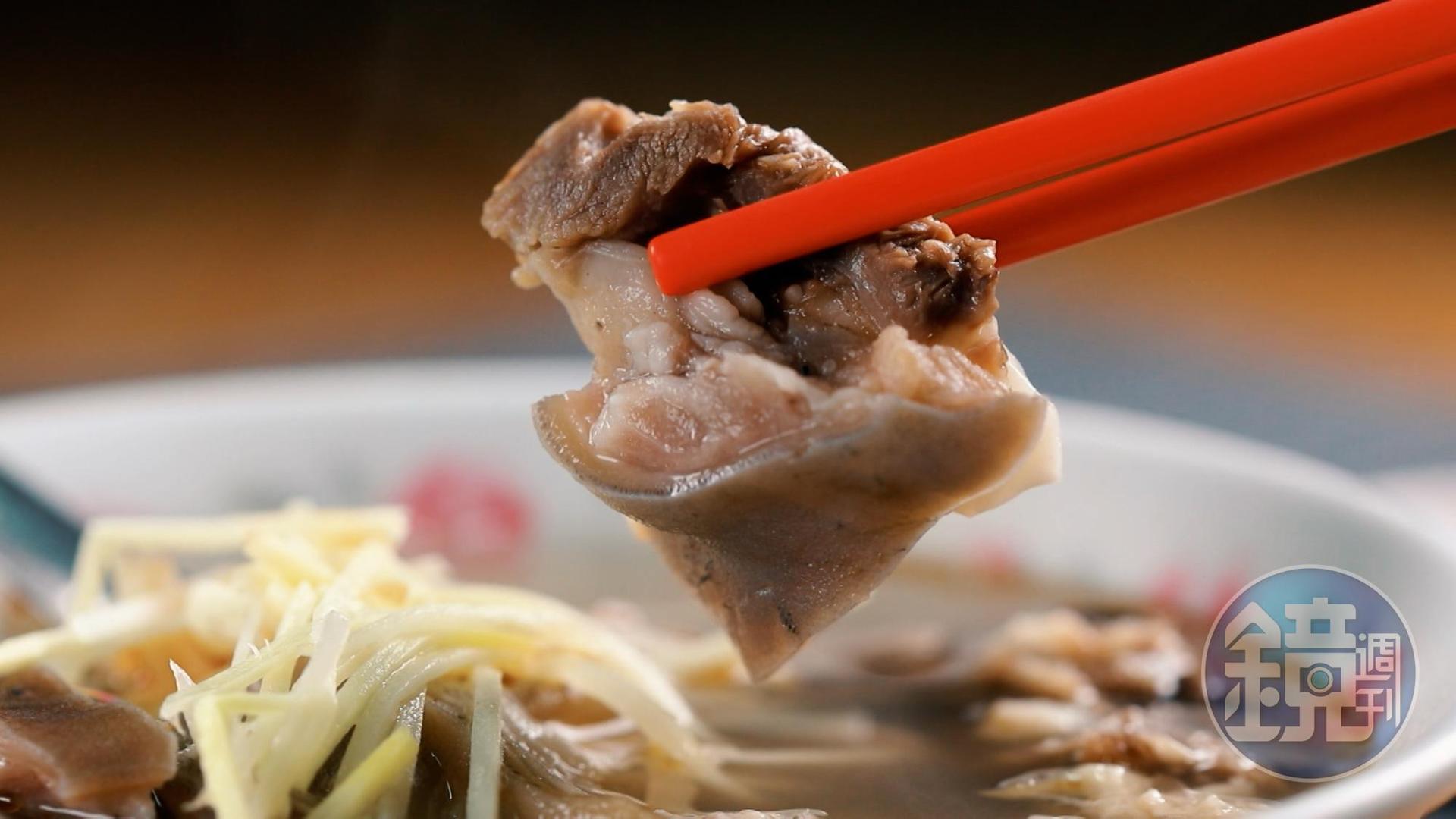 「羊頭肉湯」的羊肉帶皮,吃起來更有嚼勁,還有油脂香氣。(100元/碗)
