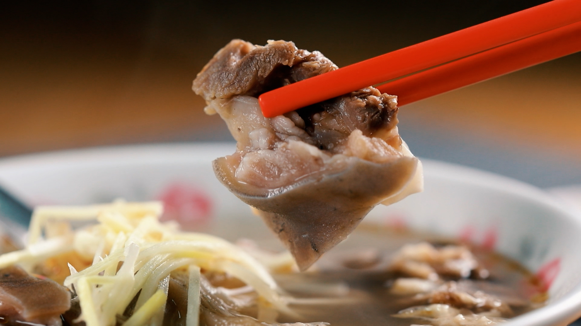 「羊頭肉湯」的羊肉帶皮，吃起來更有嚼勁，還有油脂香氣。（100元／碗）