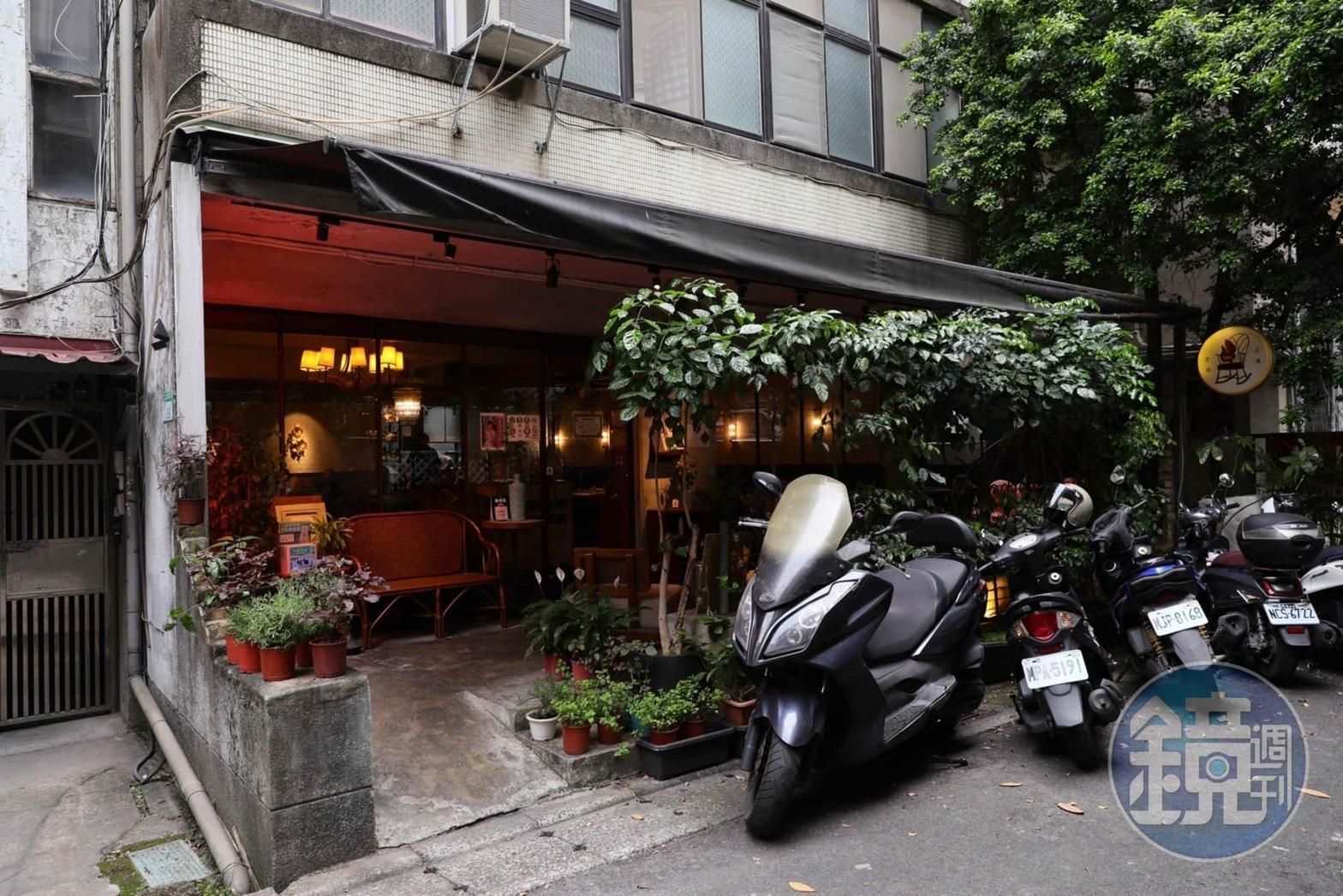 「Old Seat Restaurant Cafe老位川酒」藏在台北東區巷子中的巷子，相當隱密。