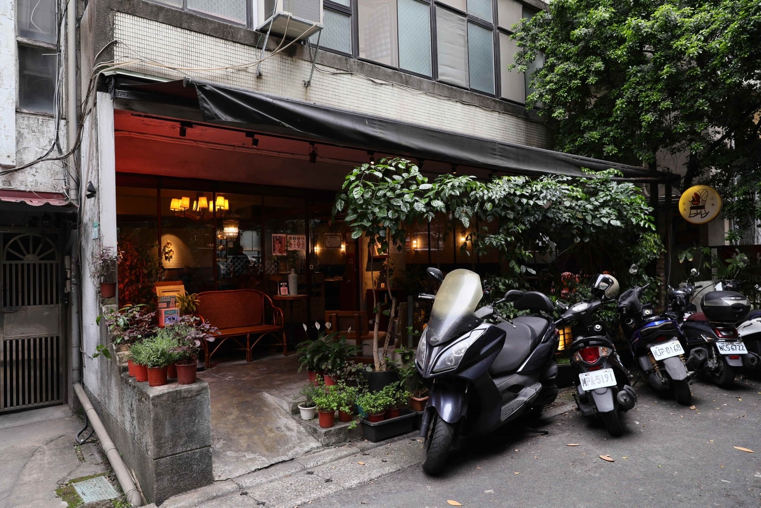 「Old Seat Restaurant Cafe老位川酒」藏在台北東區巷子中的巷子,相當隱密。