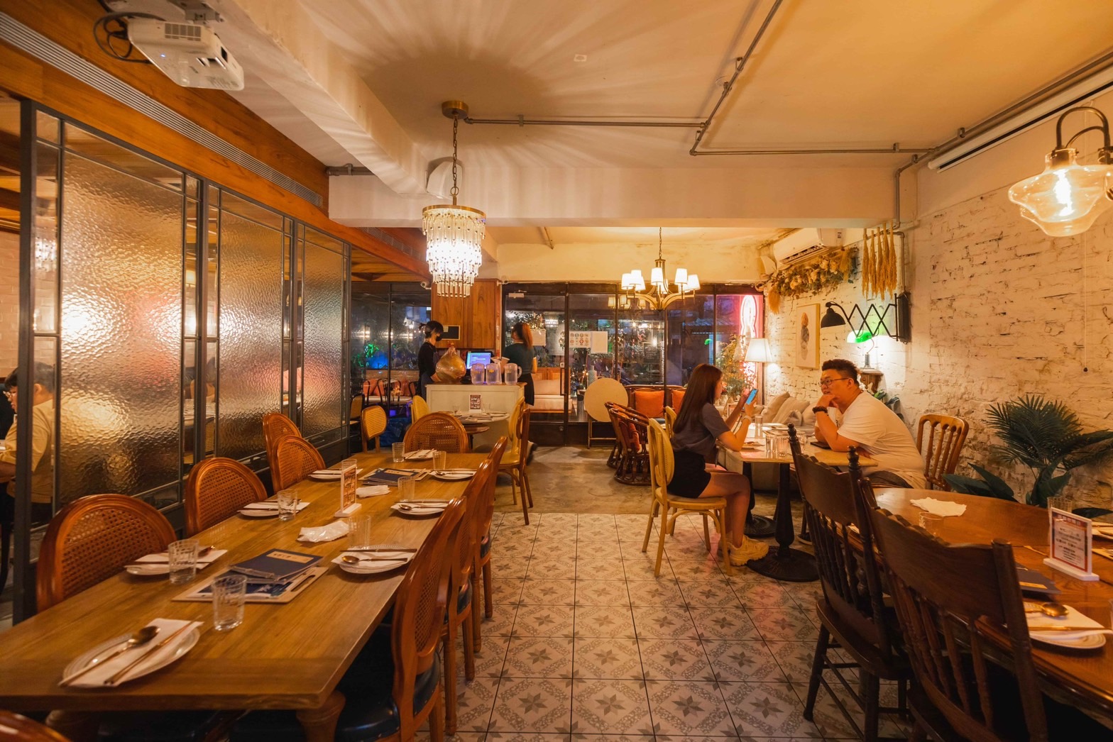 帶著歐式復古風格的環境猶如餐酒館,與上桌的川菜多了鮮明對比的反差萌。