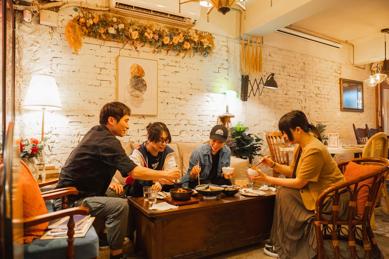 燈光美、氣氛佳用來形容「Old Seat Restaurant Cafe 老位川酒」剛剛好。