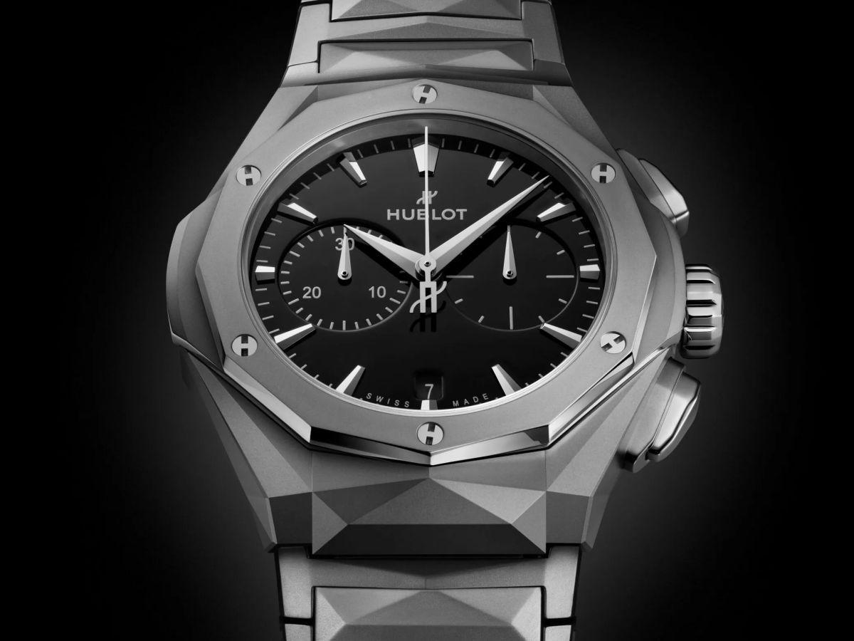 HUBLOT 宇舶與雕塑藝術家Richard Orlinski的合作錶款，首度以鈦金屬材質展現，以微珠噴砂潤飾的霧面鈦金屬材質，來呈現Orlinski的「多面體雕塑」。配以黑色面盤與簡潔的雙眼計時功能，讓此錶顯得較為低調，不若前幾款那麼高調。錶徑41mm，上手輕盈貼手。搭載HUB1143自動上鏈計時機芯，防水50米。 功能：時、分、小秒針指示；計時碼錶；日期顯示 機芯：自動上鏈機芯 定價：約NT$455,000（膠帶款，限量500只）；NT$566,000（鏈帶款，限量250只）。