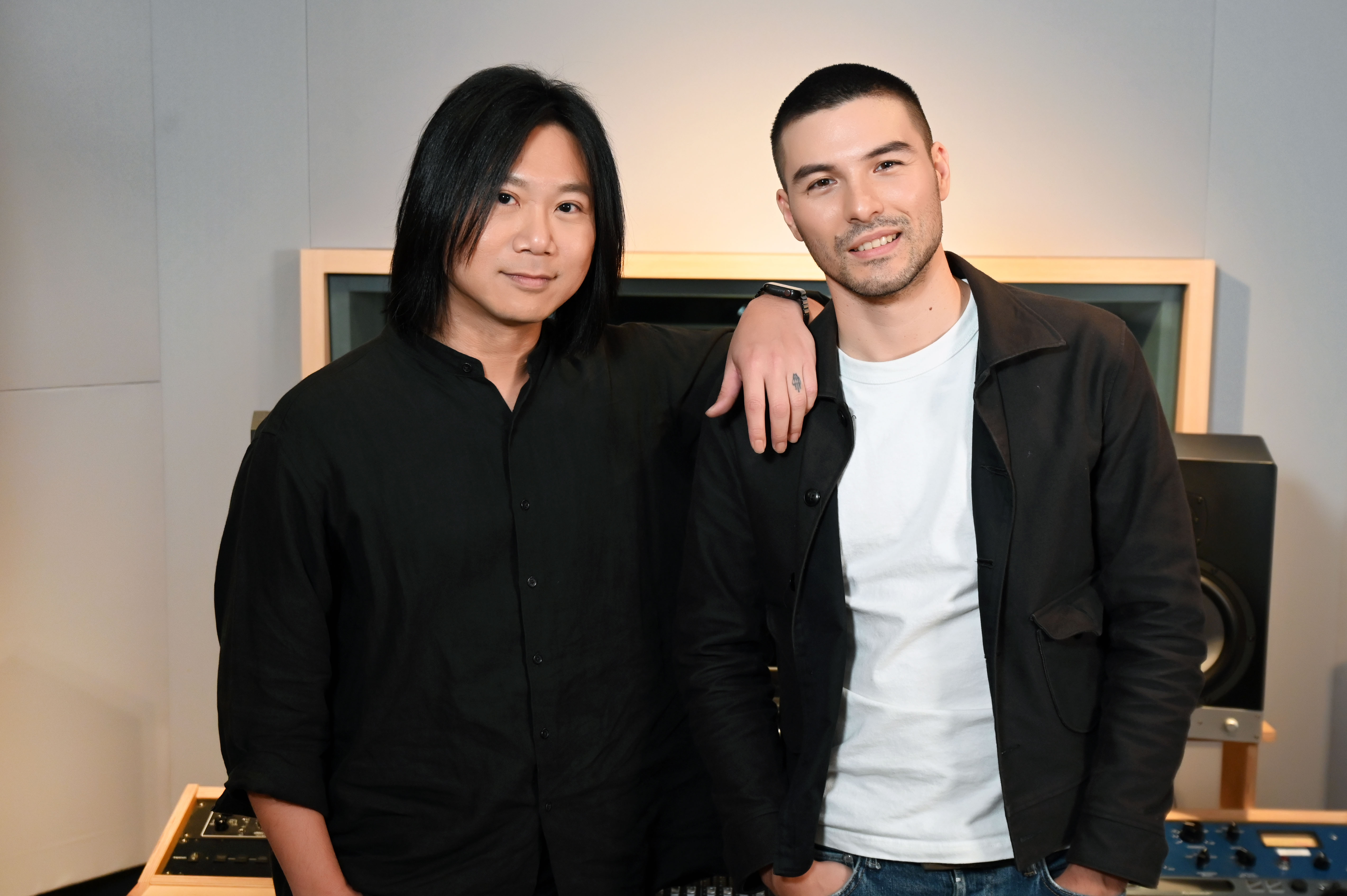 鳳小岳為了展現要當樂壇新人的決心，邀來好友五月天貝斯手瑪莎擔任「引路人」。（環球音樂提供）