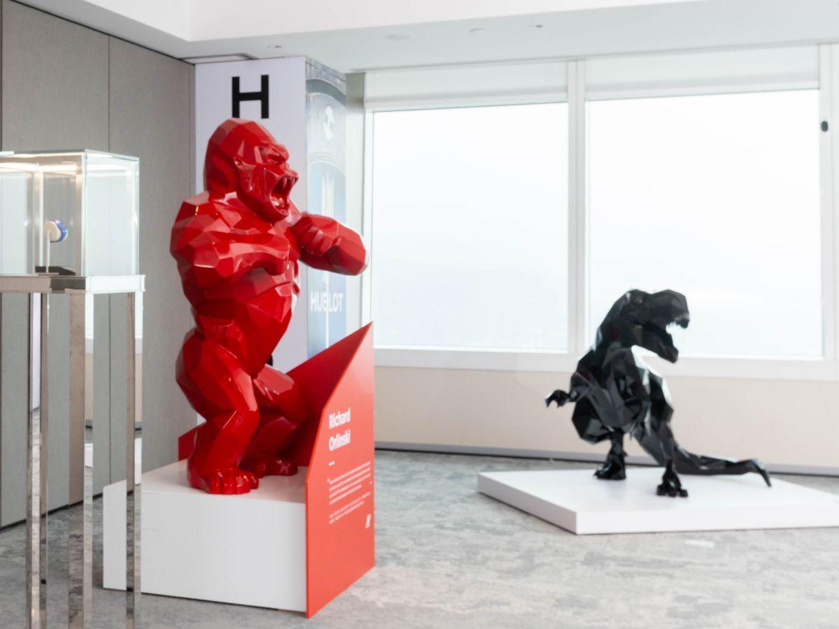 HUBLOT日前在「台北101」的88樓舉行高空藝術展，展出多款Richard Orlinski的多面體雕塑作品。