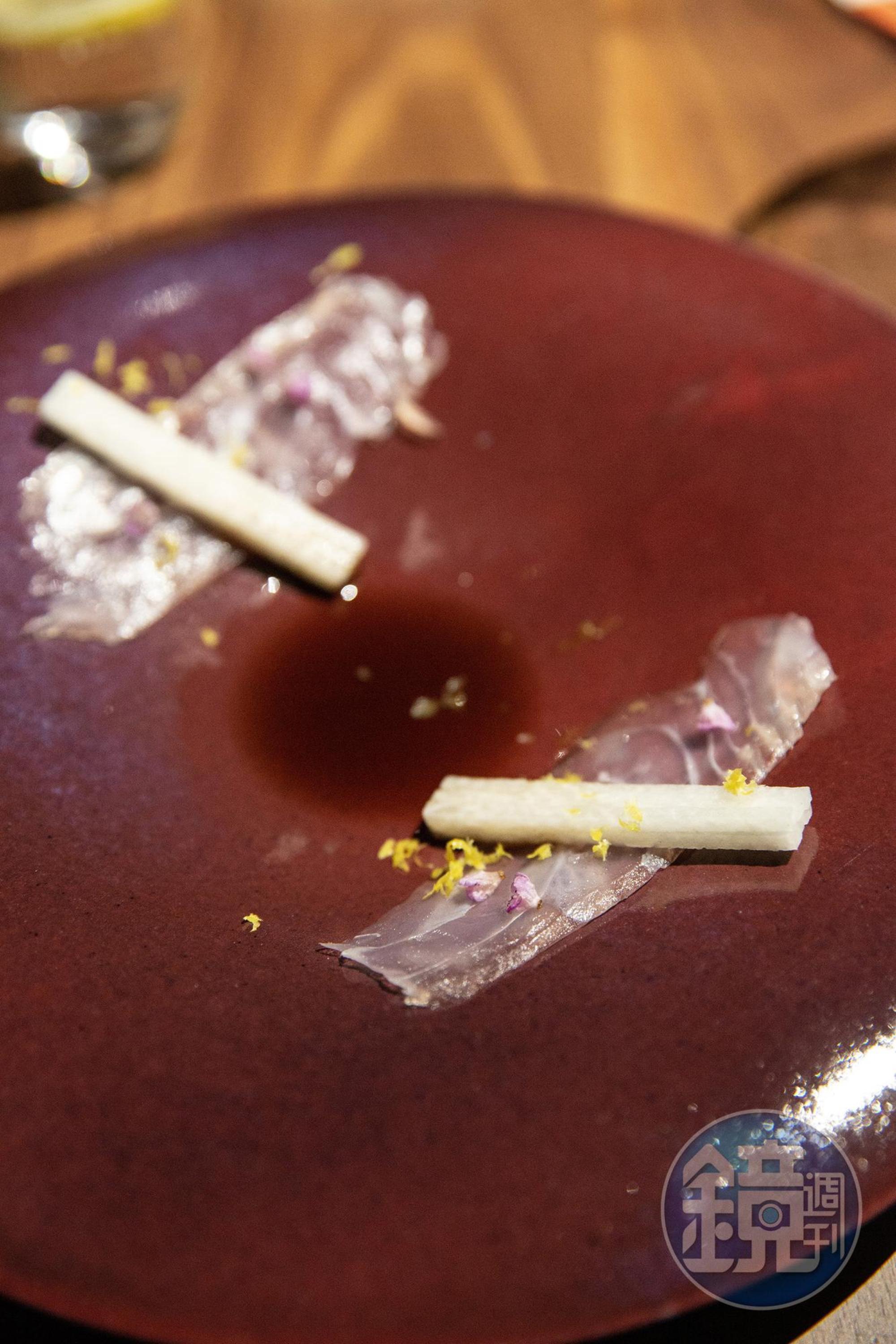 「鯛魚、豆薯、蘑菇濃縮汁」使用7日以上熟成真鯛，經昆布醃漬，而中央的蘑菇濃縮汁則以6至7次低溫濃縮，提煉出如醬油般的滋味。