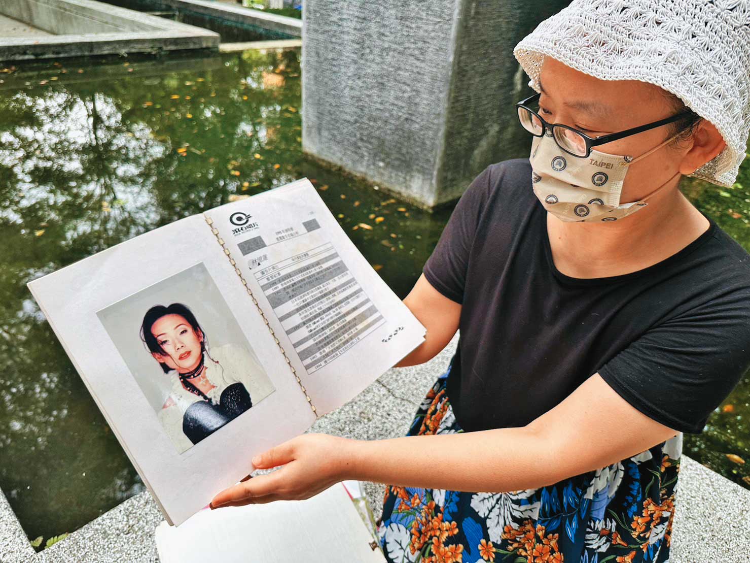 胡馨云(右)曾是歌手林憶蓮(左)、李宗盛的經紀人,她拿出1995年的舊資料說,很多珍貴文件因鄰居拆屋施工造成她家積水而泡爛。