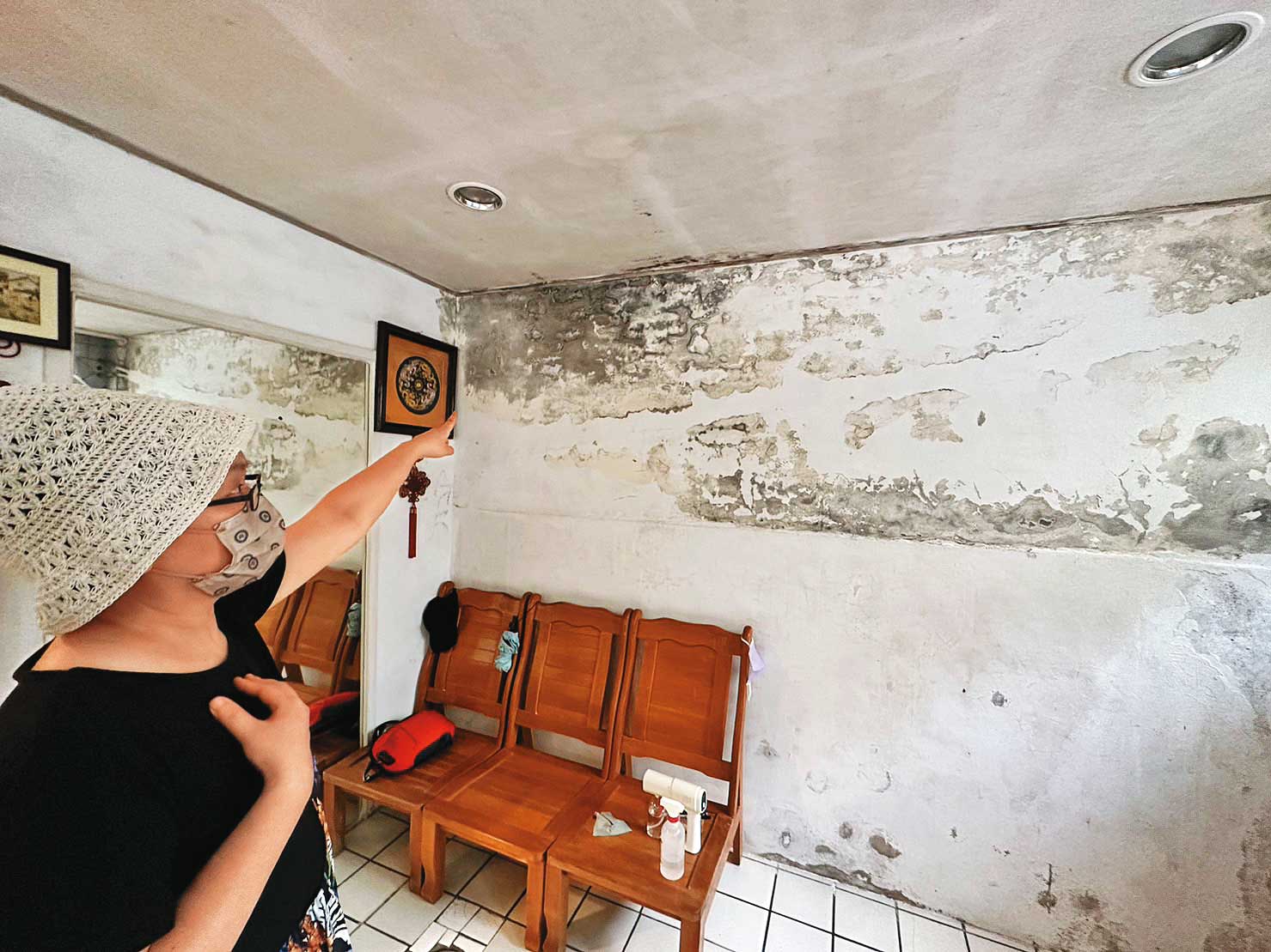 在鄰居拆屋後，胡家與鄰居共用的牆體遇雨就會滲漏水。