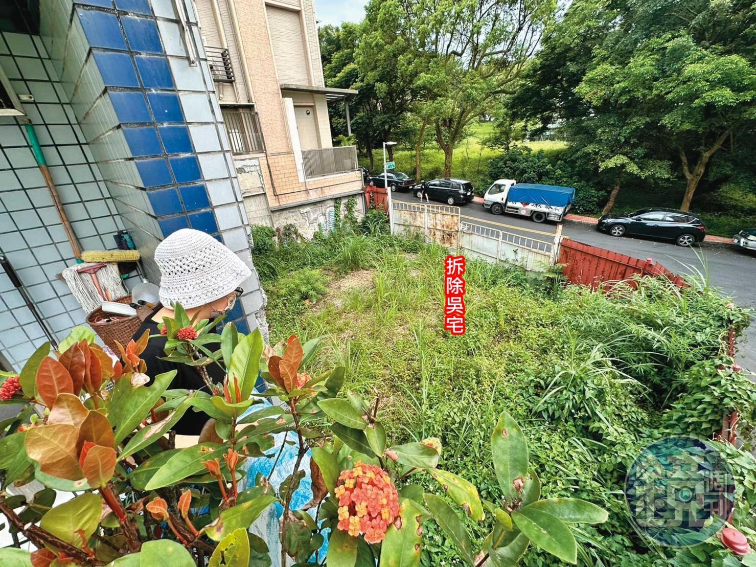 新北市府2018年間核准新店台北小城吳姓屋主原地改建,拆屋後停工至今,空地已長滿雜草,而左側胡家屋損至今未解決。