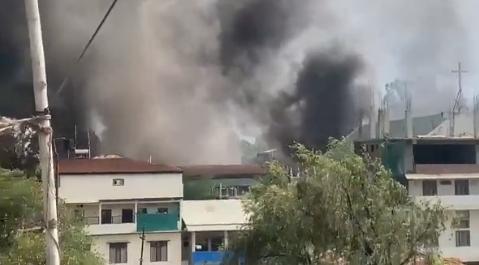 印度曼尼普爾邦(Manipur)近期爆發種族衝突,許多車輛與建築物都被縱火,街道上冒出濃濃黑煙。(翻攝@ashoswai推特)