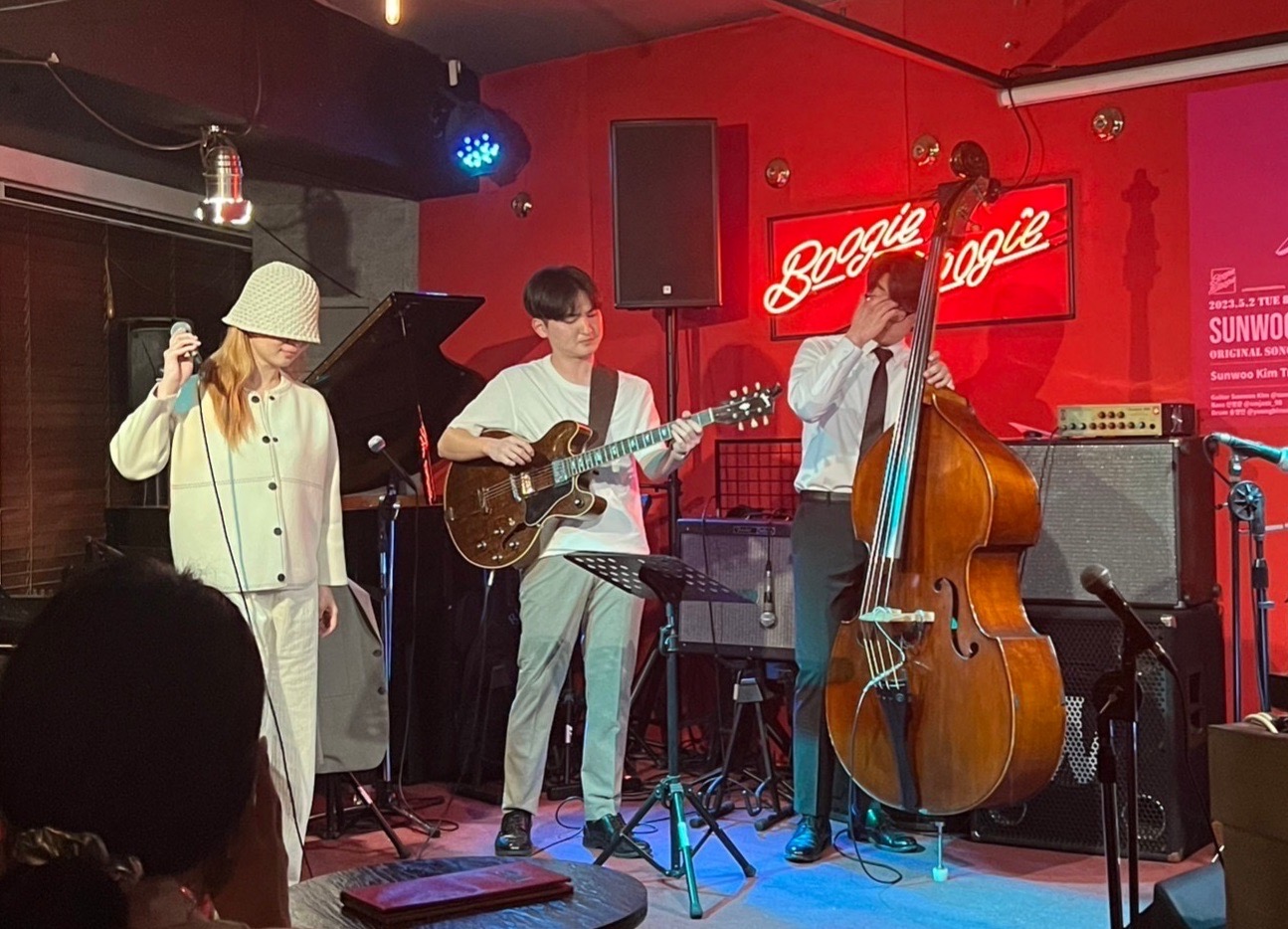 壞特?te，最近與日本做音樂的朋友一起去首爾玩，還上台演出。（夢芝林工作室提供）