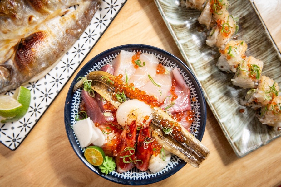 「食考房」的海鮮飯有滿滿的當日漁獲，還有整尾的鰻魚。