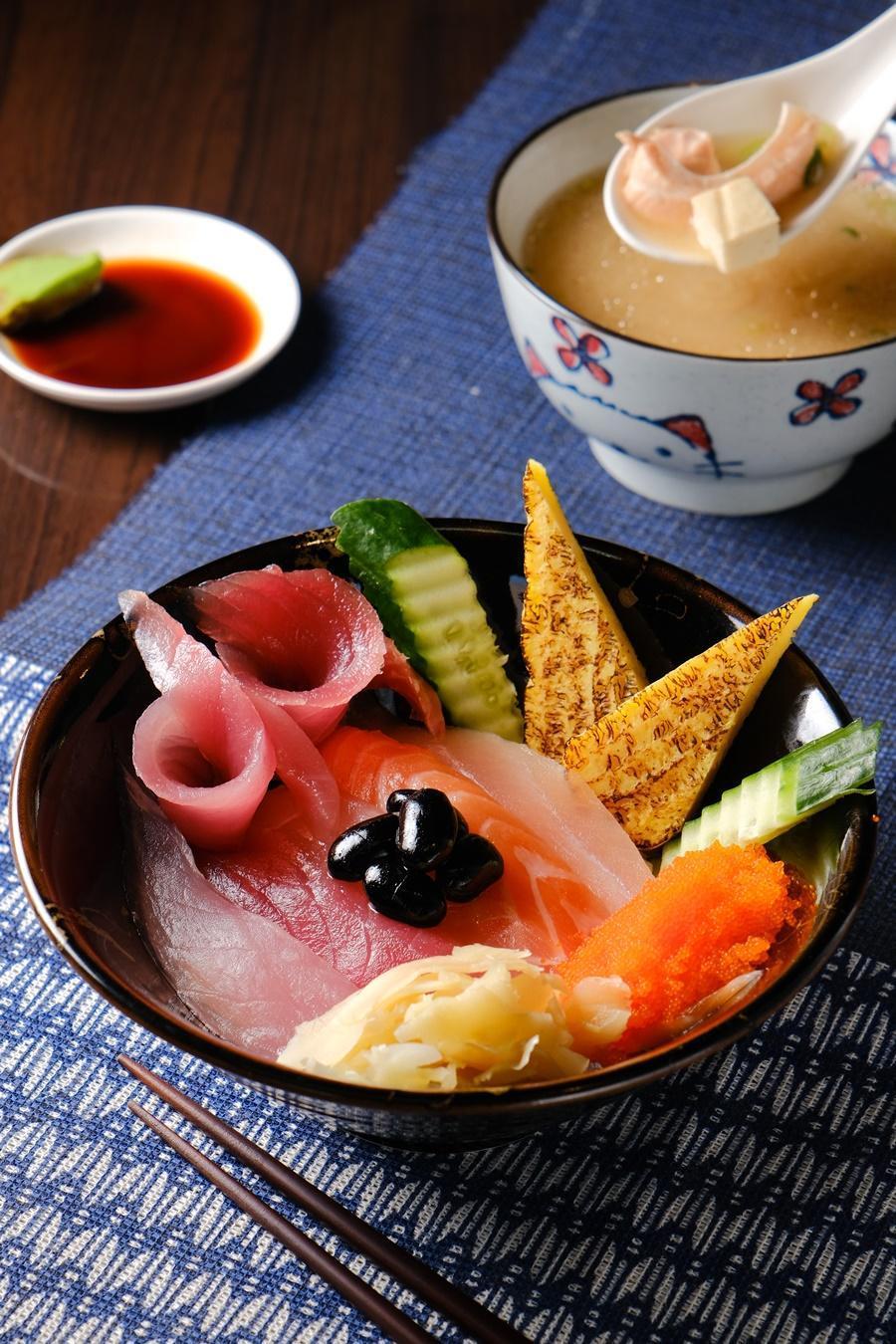 「鈺 刺身丼」熱賣的「綜合生魚飯」,是店內招牌。