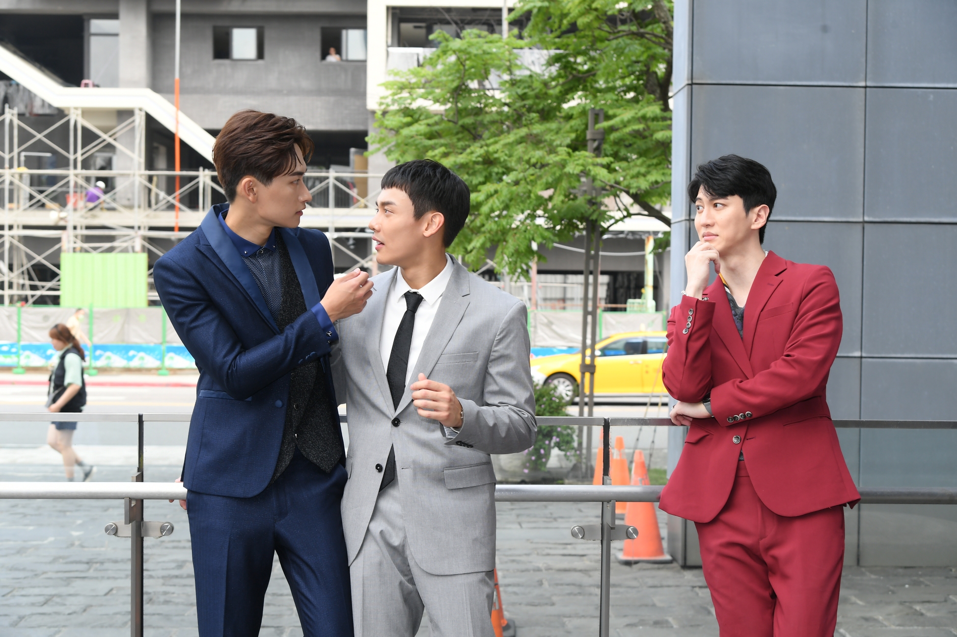 毛祁生（左一）與蕭鴻兩人一對眼就甜笑個不停，讓一旁的孫沁岳（右一）看得很開心。（三立提供）