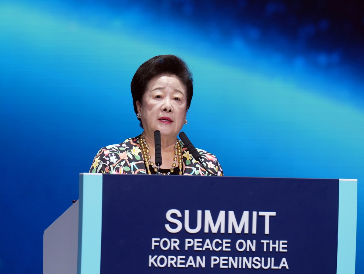 「家庭聯合」總裁韓鶴子近日親自主持超過8,000對新人出席的大型婚配活動。（翻攝自세계평화통일가정연합）