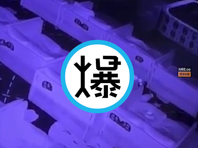 男女不花錢開房，把電影院兒童區當炮房！淪公播AV附老司機講評。（翻自《黑料不打烊》）