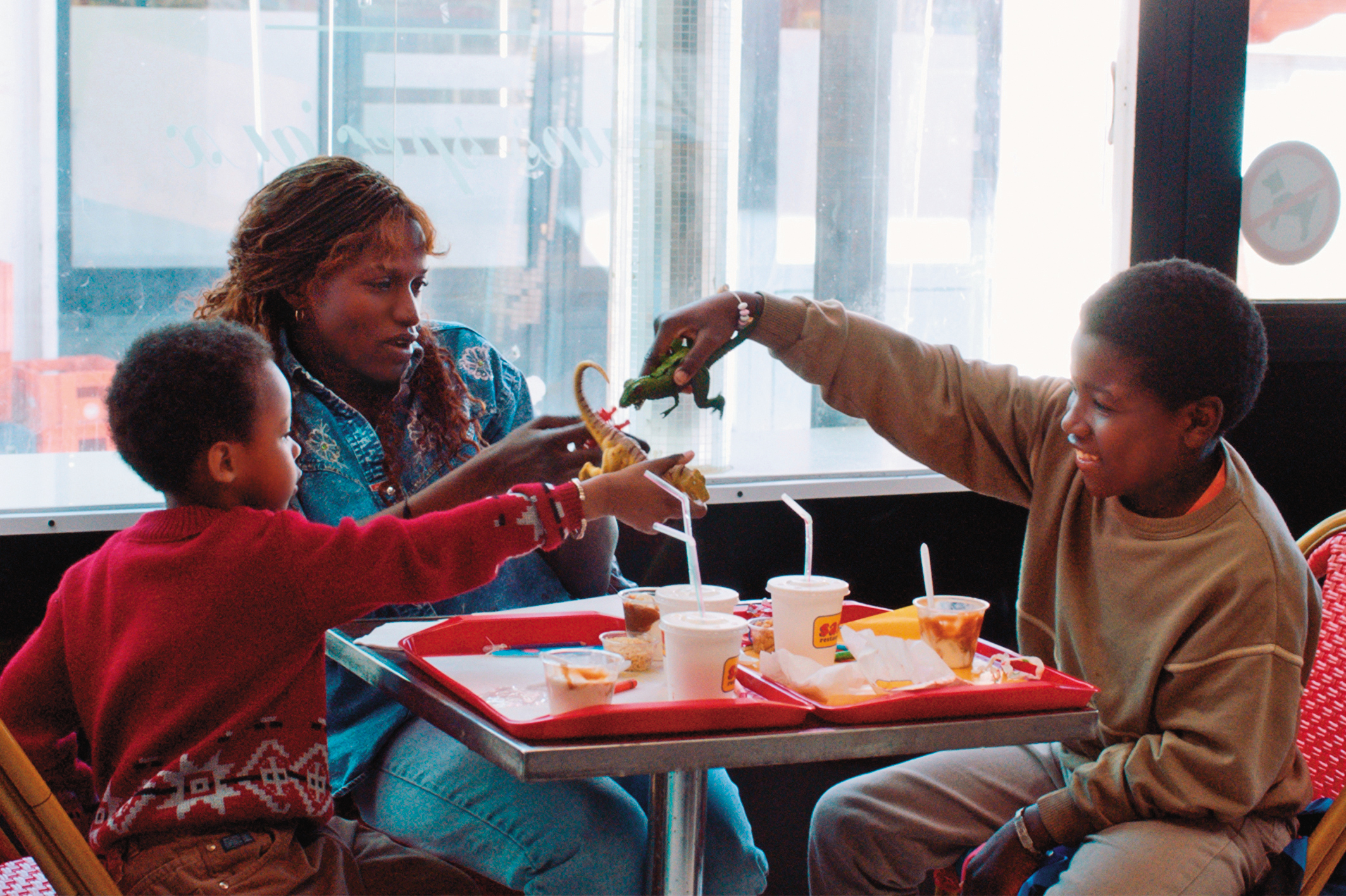 虎媽帶著2個年幼的孩子移民法國，電影以30年時間，訴說母子、兄弟、友情與親情的變化。（東昊提供）