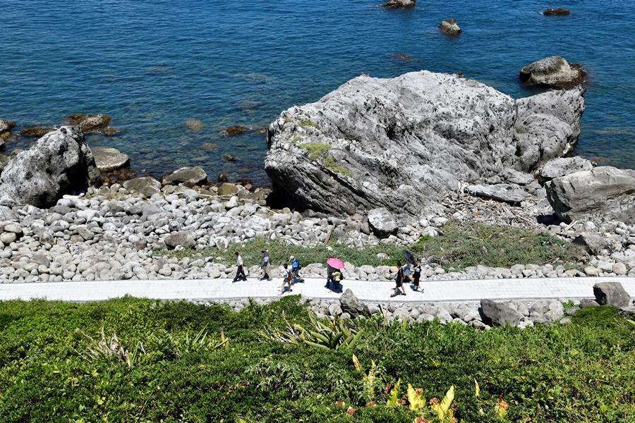 登島後沿著濱海步道散步，做為攻頂前暖身。