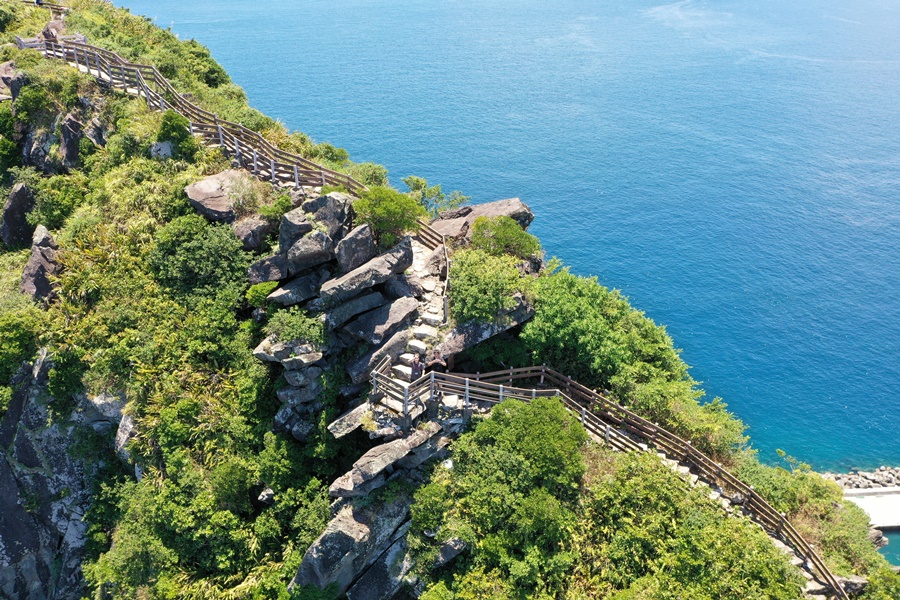 基隆嶼環山小徑共有1千多階，360度環繞海景。