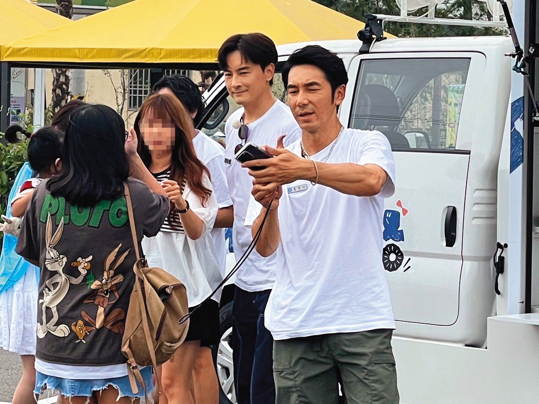 李李仁（右起）和鄭元暢在錄製現場和民眾互動，拍照來者不拒。（讀者提供）