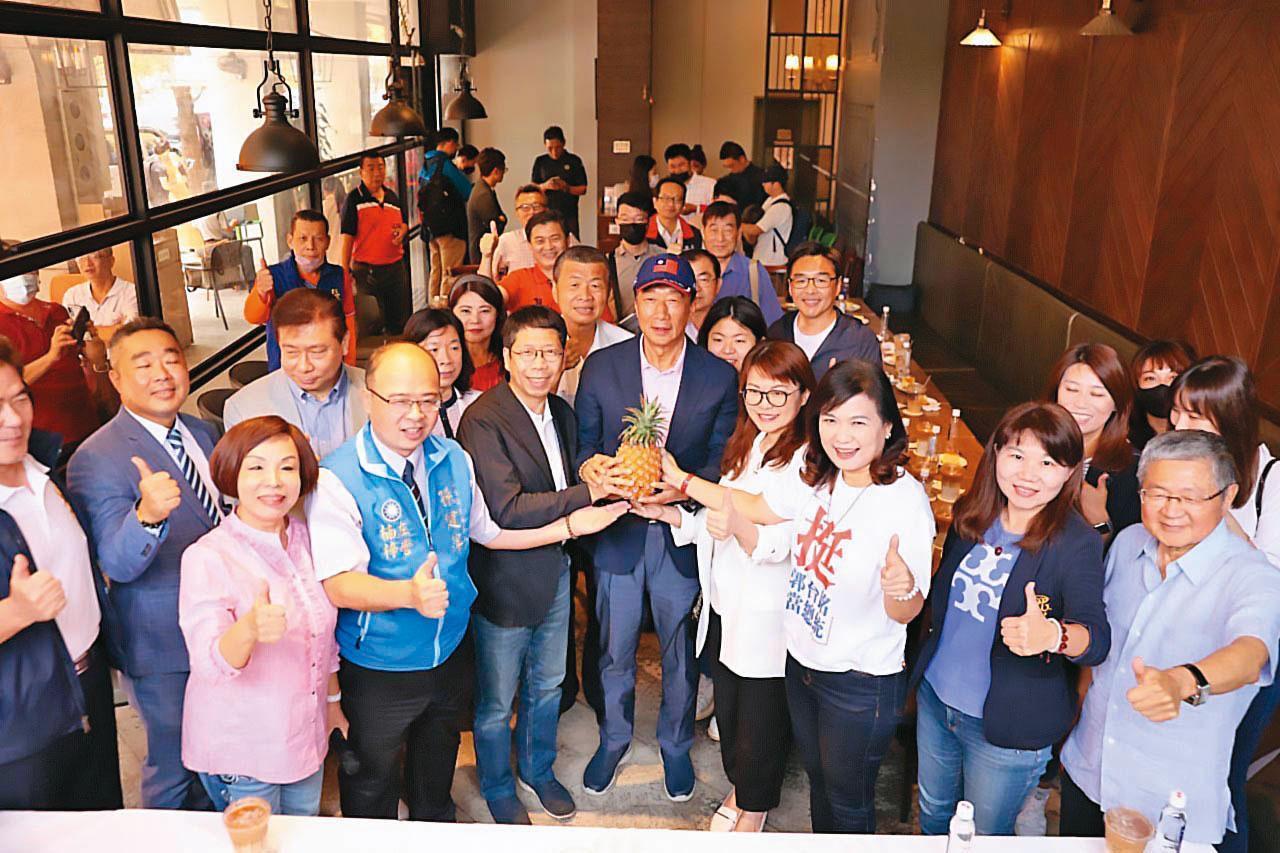 郭台銘1日到高雄舉辦座談,其中韓市府民政局長曹桓榮、議員黃紹庭等不少挺韓大將均到場。(郭台銘團隊提供)