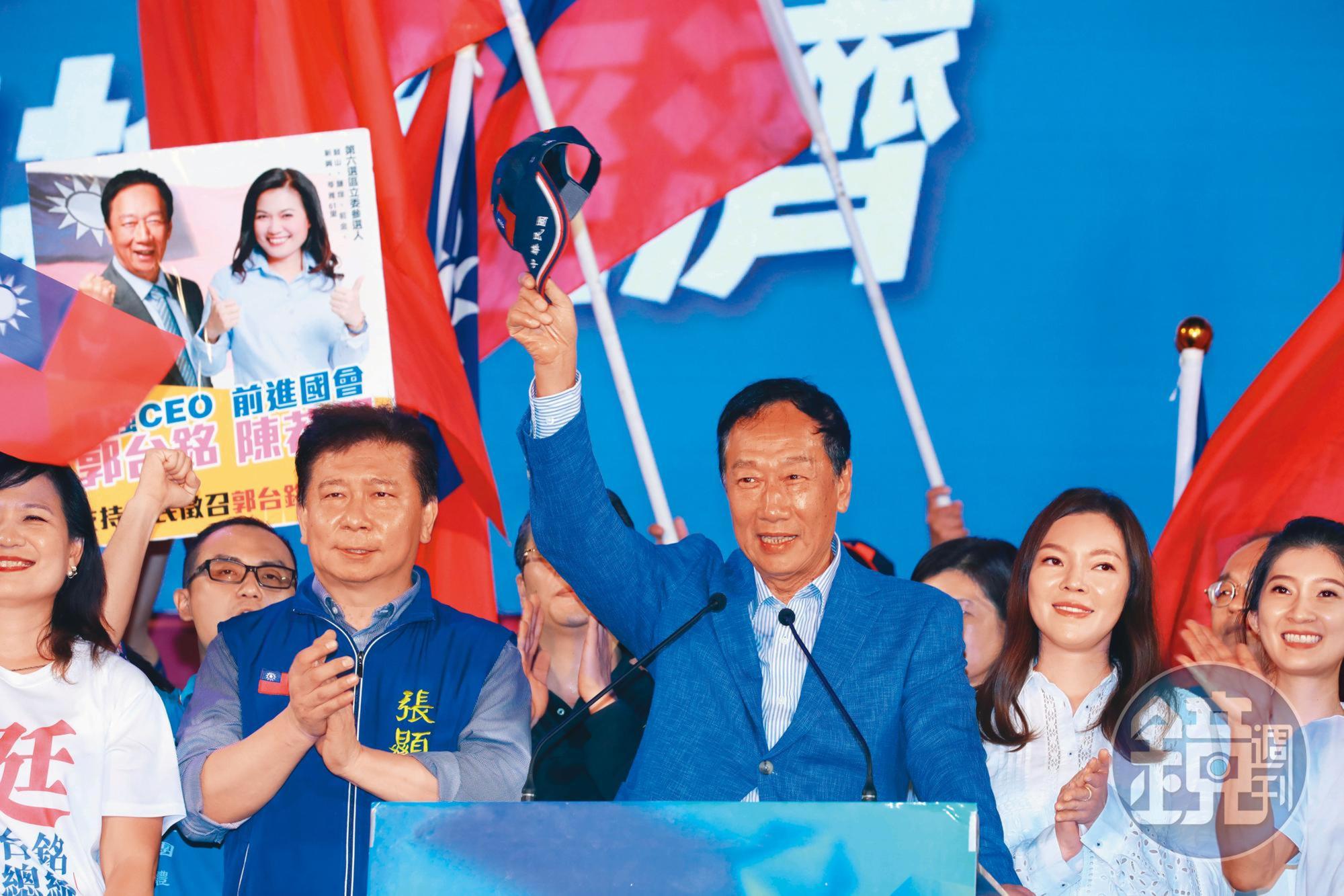 郭台銘7日在高雄鳳山舉辦首場大型造勢晚會,一登場就脫下國旗帽向支持者致敬,大有複製韓流味道,台上還有韓流代表人物李明璇。