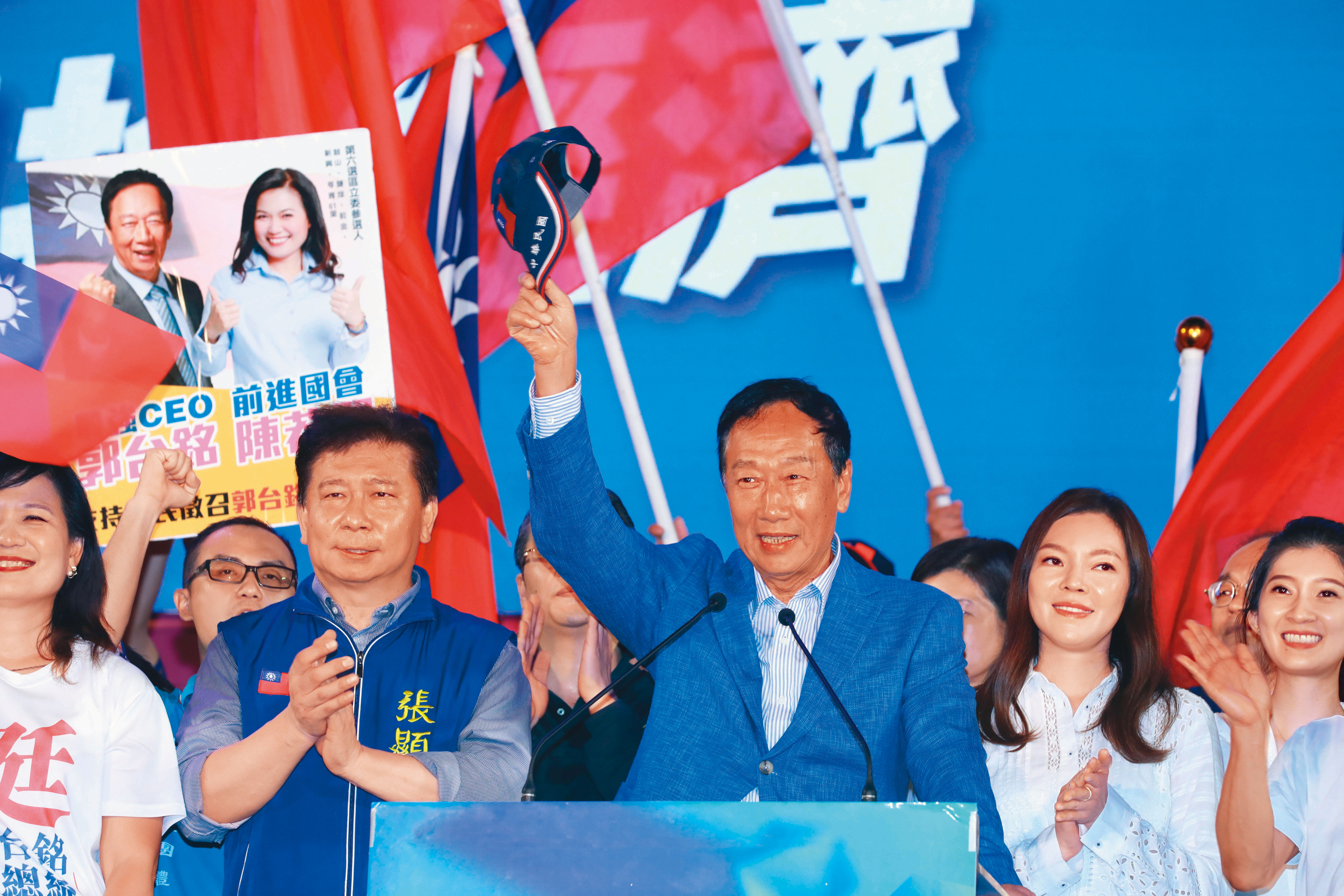 郭台銘7日在高雄鳳山舉辦首場大型造勢晚會，一登場就脫下國旗帽向支持者致敬，大有複製韓流味道，台上還有韓流代表人物李明璇。