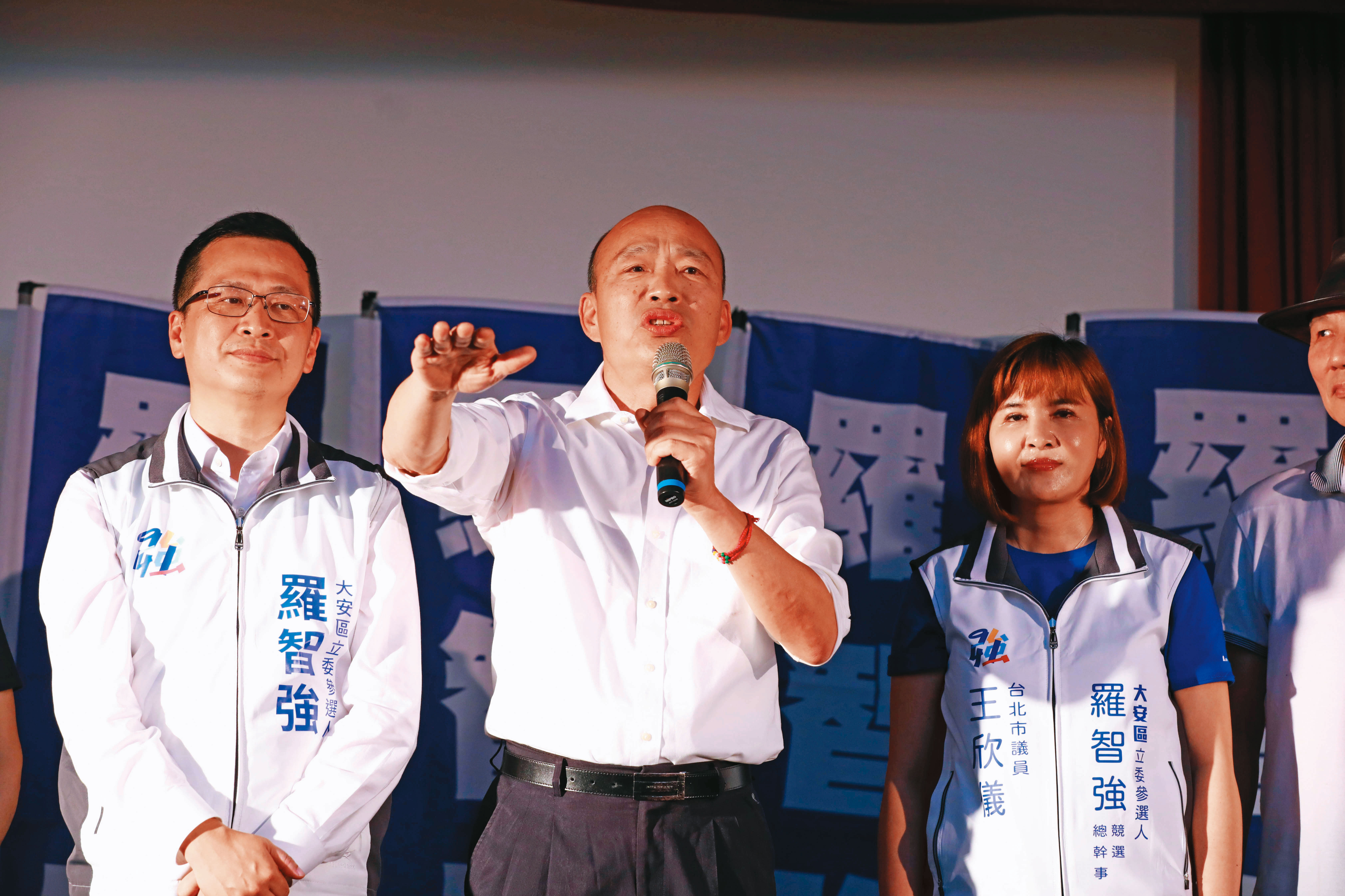 韓國瑜（中）近日浮出檯面替黨籍立委參選人站台，其動向仍引發政壇關注。