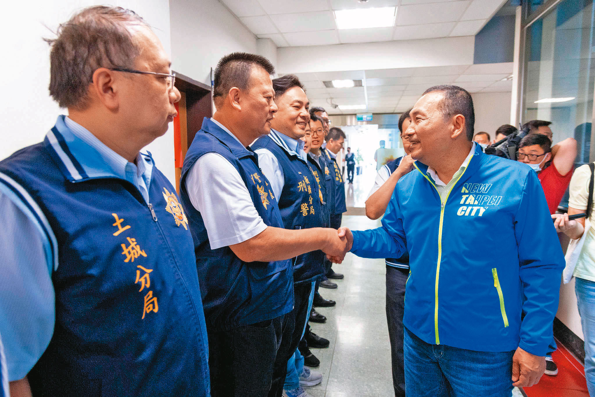 面對郭台銘的強勢挑戰,侯友宜(右)仍將重心放在市政。圖為侯友宜赴新北市刑大慰問第一線員警。