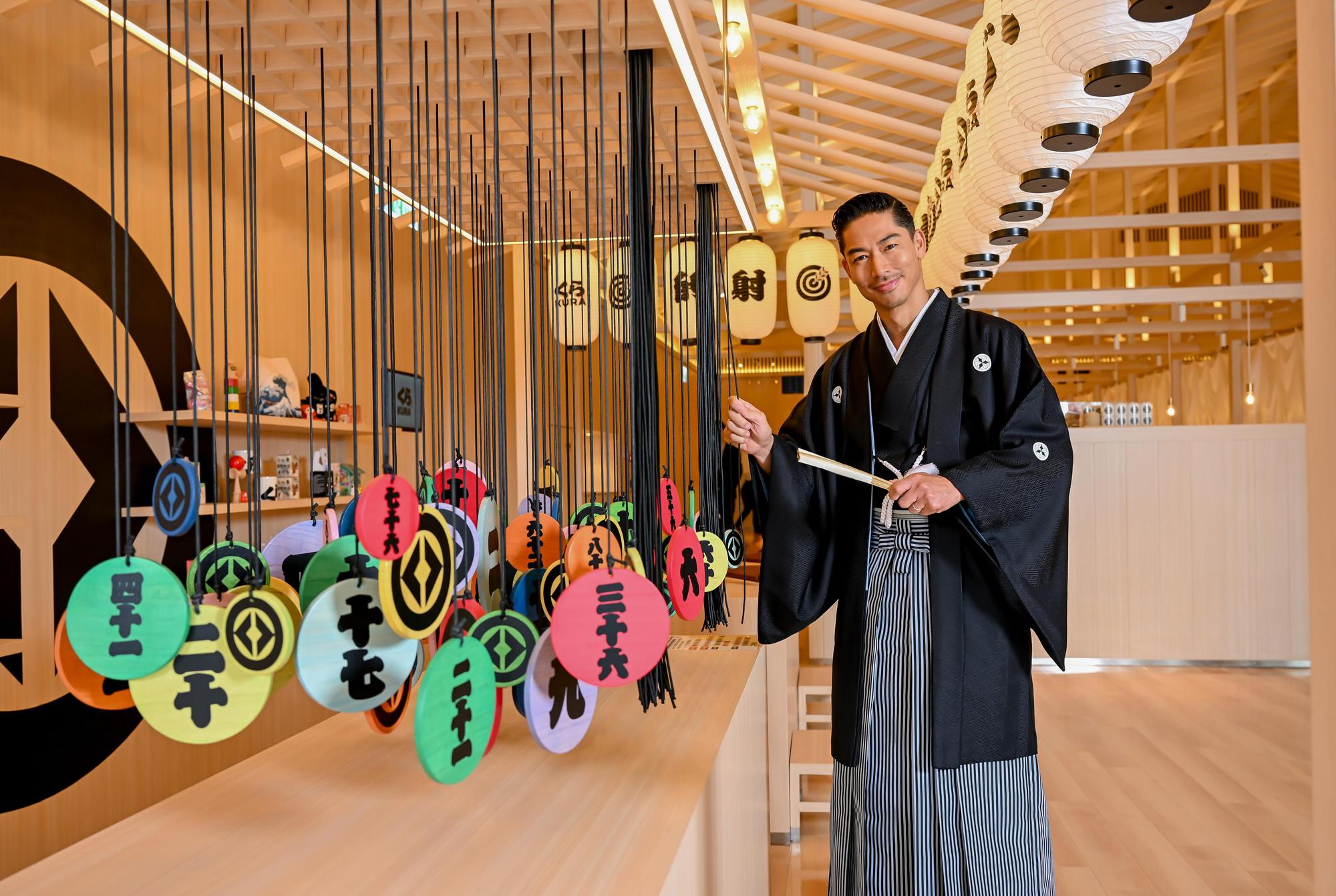 AKIRA今為藏壽司全球旗艦店開幕站台,特地換上日本和服出席活動。(藏壽司提供)