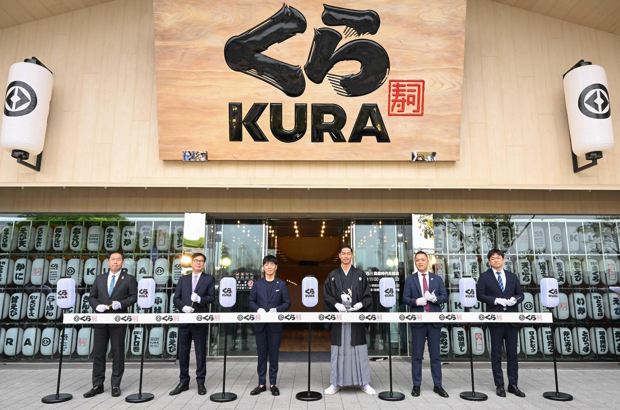 AKIRA(右三)為藏壽司高雄時代大道店開幕剪綵,高雄市長陳其邁(左二)也特別現身。(藏壽司提供)