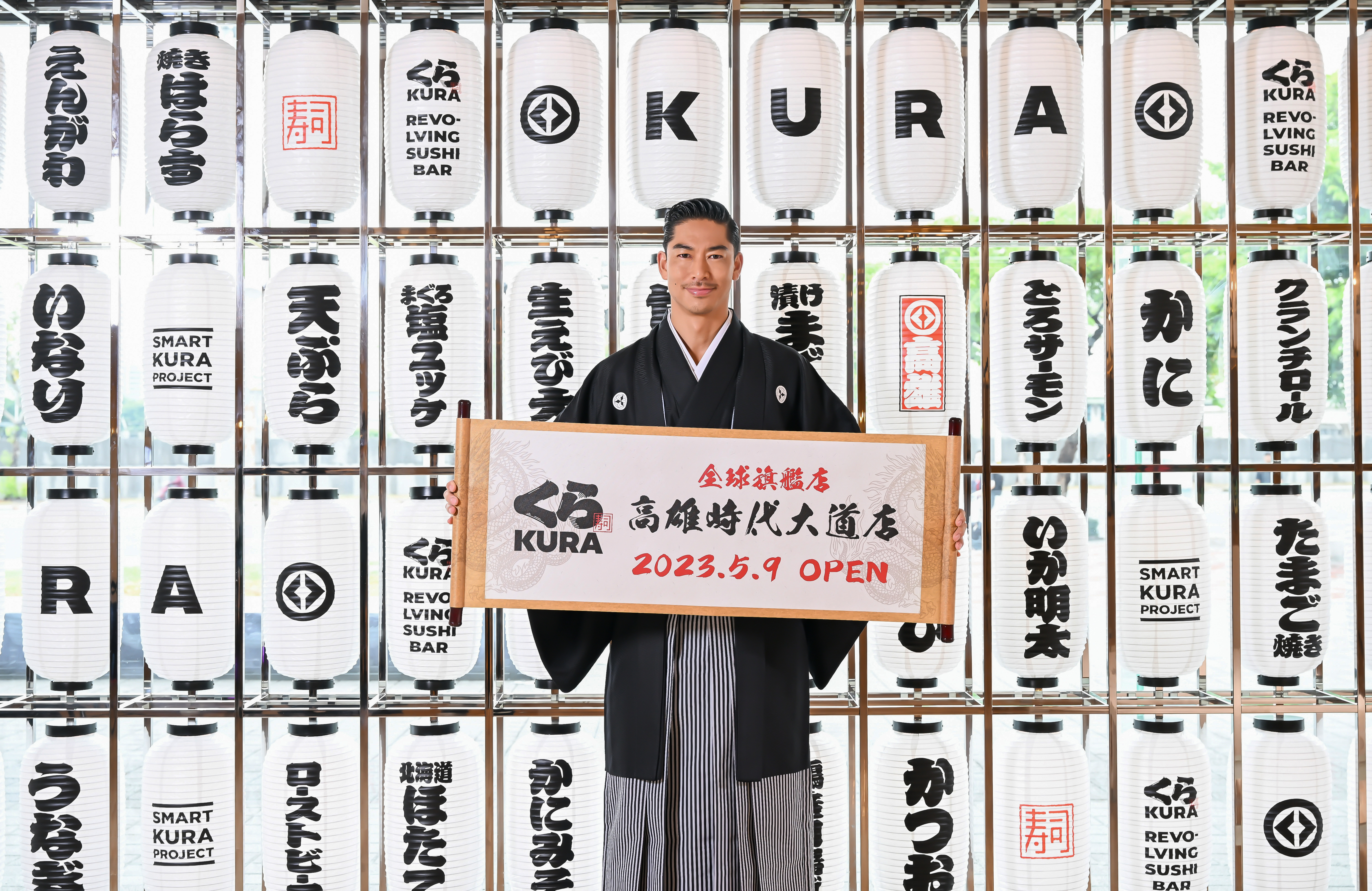 AKIRA與店內燈籠牆面合影。(藏壽司提供)