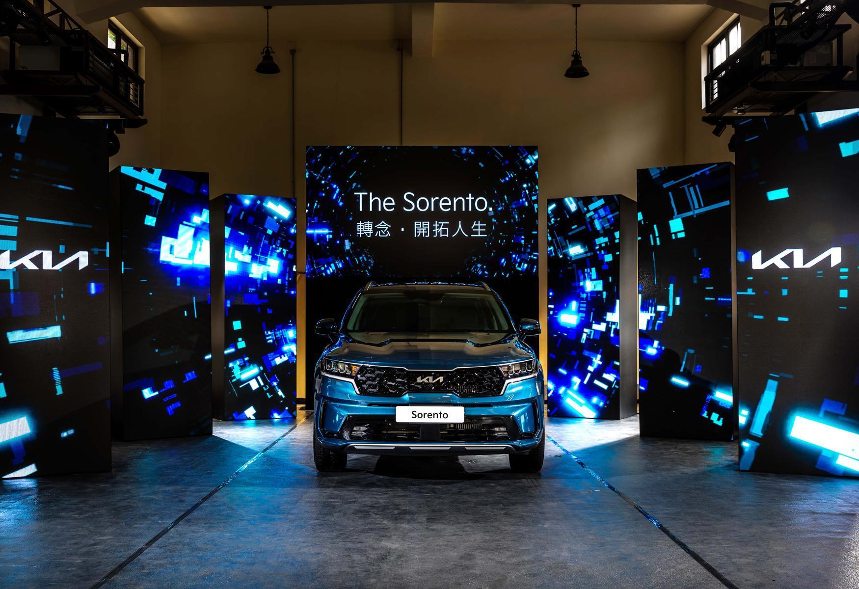 The Sorento以搶眼且霸氣的車頭造型，與流暢的車身線條，體現Kia獨有的美學神韻。
