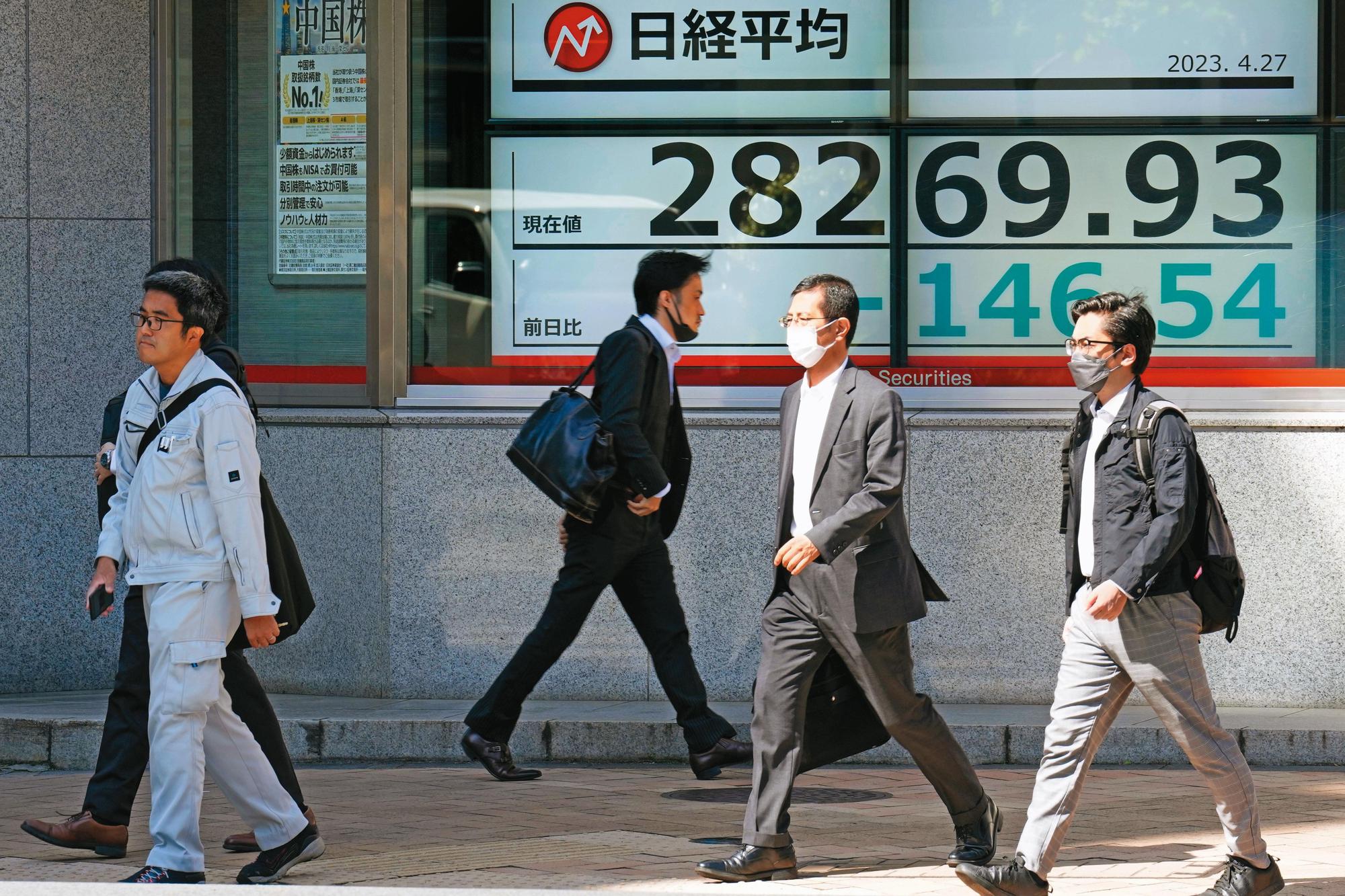 日本取消入境管制,帶動人潮錢潮流入,激勵內需市場。(達志影像)