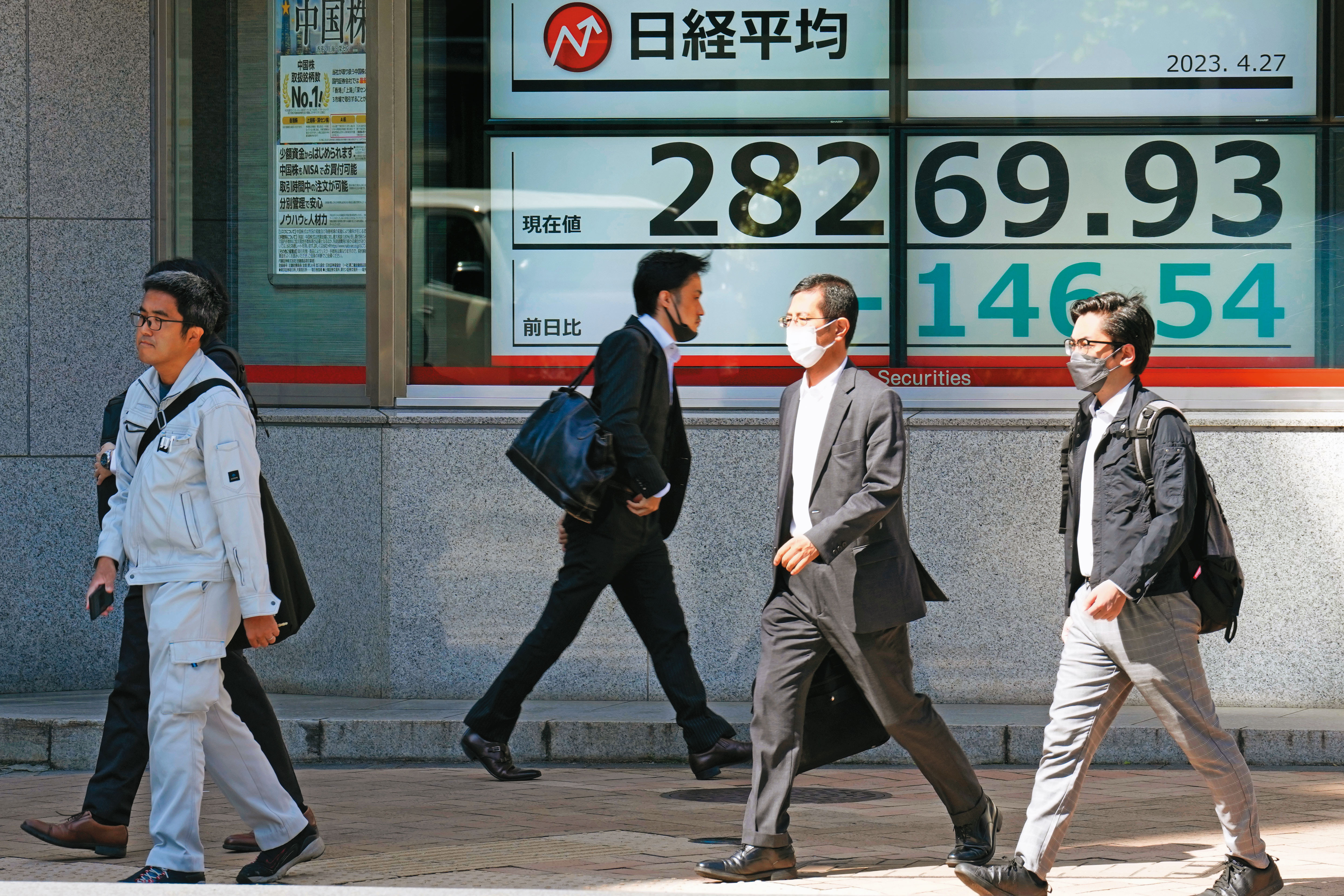 日本取消入境管制，帶動人潮錢潮流入，激勵內需市場。（達志影像）