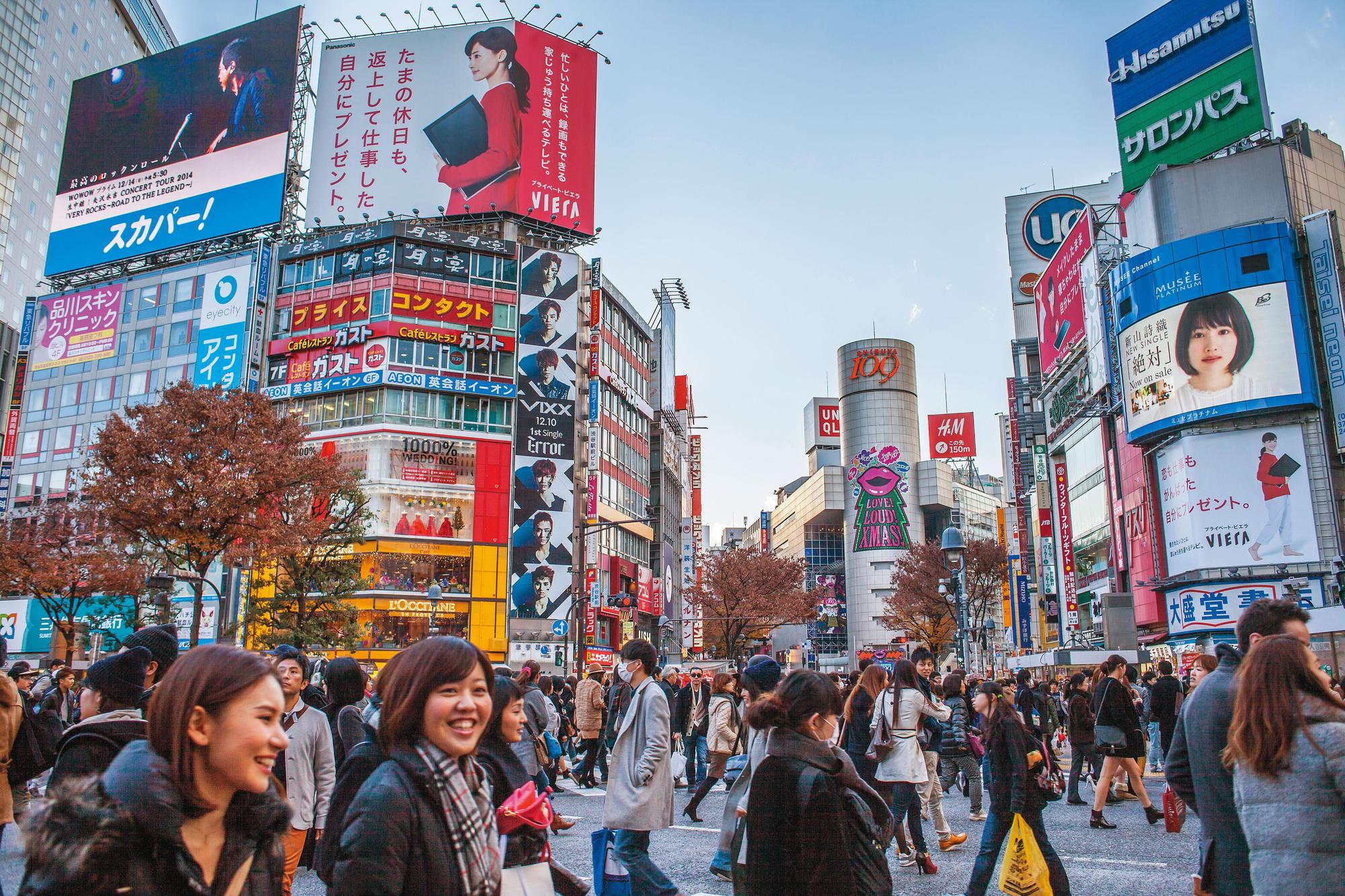 隨著日本取消入境管制，觀光人潮、錢潮湧入，振奮內需市場。（達志影像）