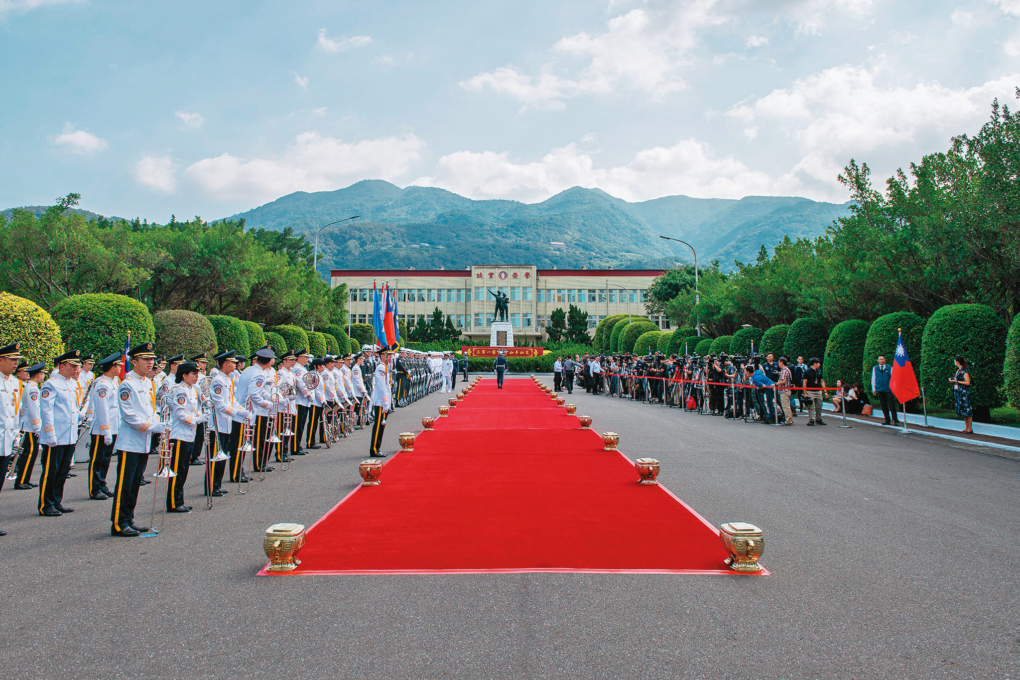 國防大學政戰學院是國軍培養政戰軍官的搖籃，卻爆發多起研究爭議。（總統府提供）