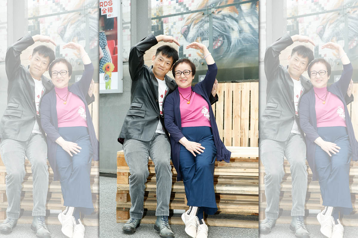 顏正國（左）與陳秋燕（右）在 《油麻菜籽》 飾演母子，顏正國的可愛與孝順給陳秋燕留下深刻印象。（海鵬提供）