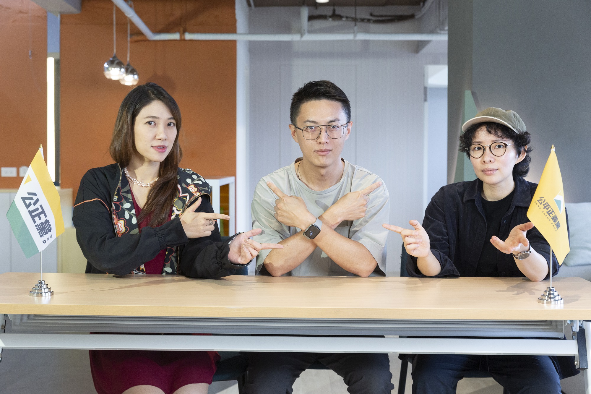 《人選之人—造浪者》集合金獎導演林君陽（中），編劇簡莉穎（右）與厭世姬（左）歷經3年打造。