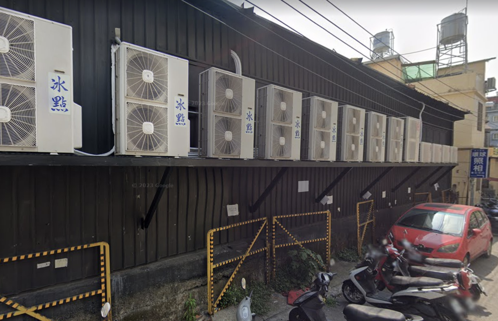 店家在巷弄一側外牆架設13台室外機。(翻攝自Google Maps)