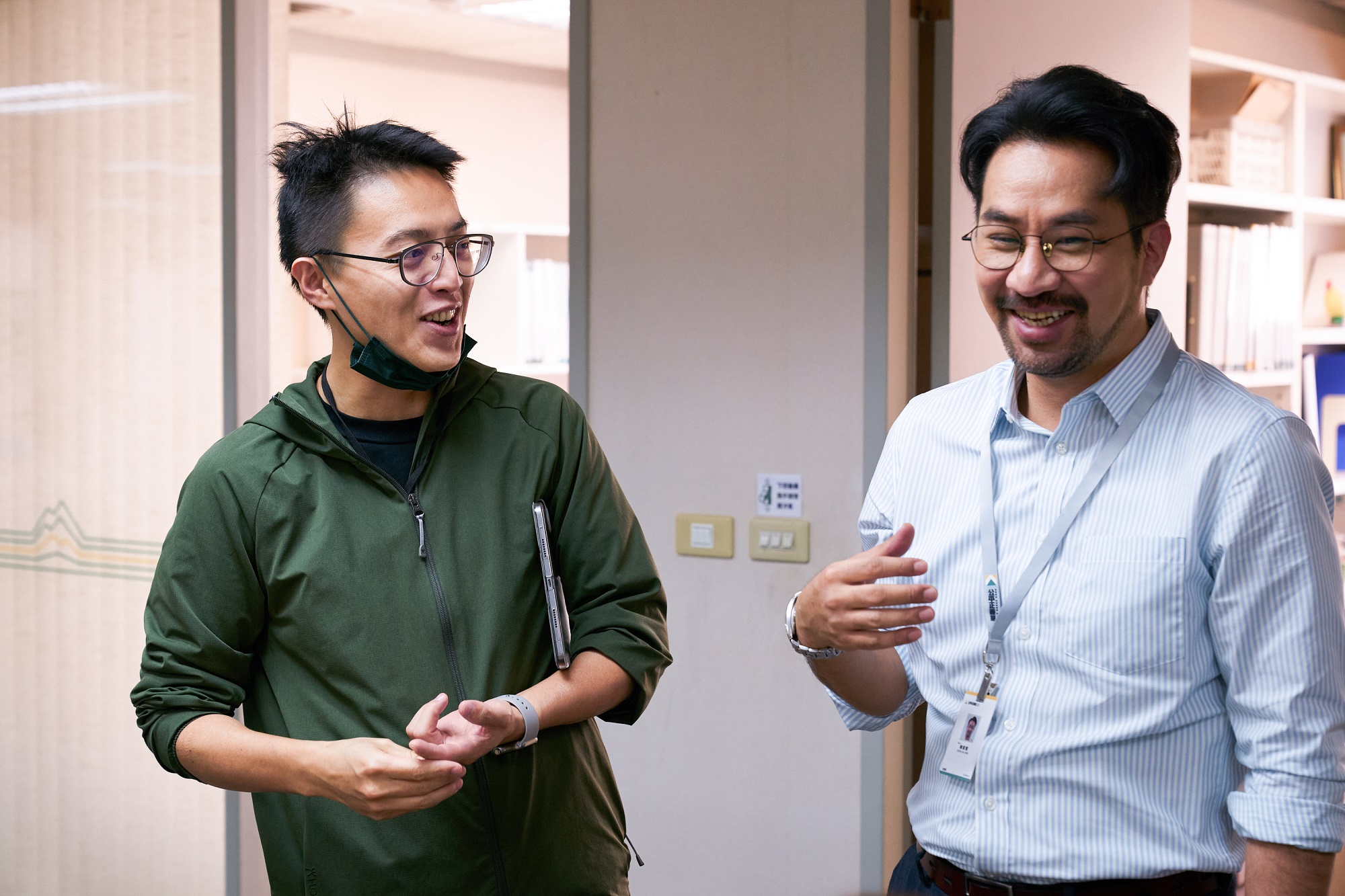 林君陽（左）對黃健瑋（右）細膩的肢體語言和自然生動的表演印象深刻。（Netflix提供）