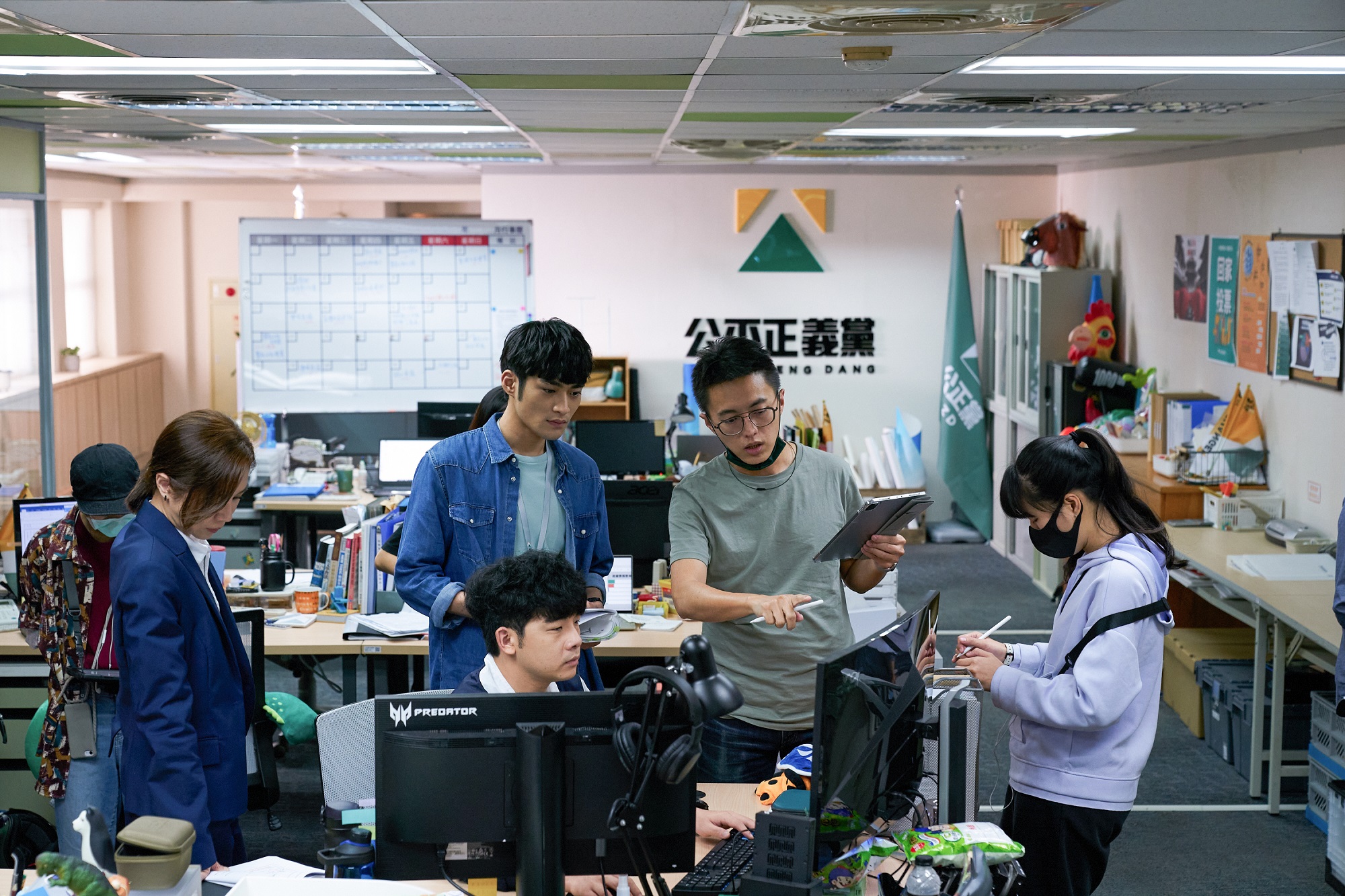 林君陽(右)特別加強劇中黨工小夥伴的互動和情感。(Netflix提供)
