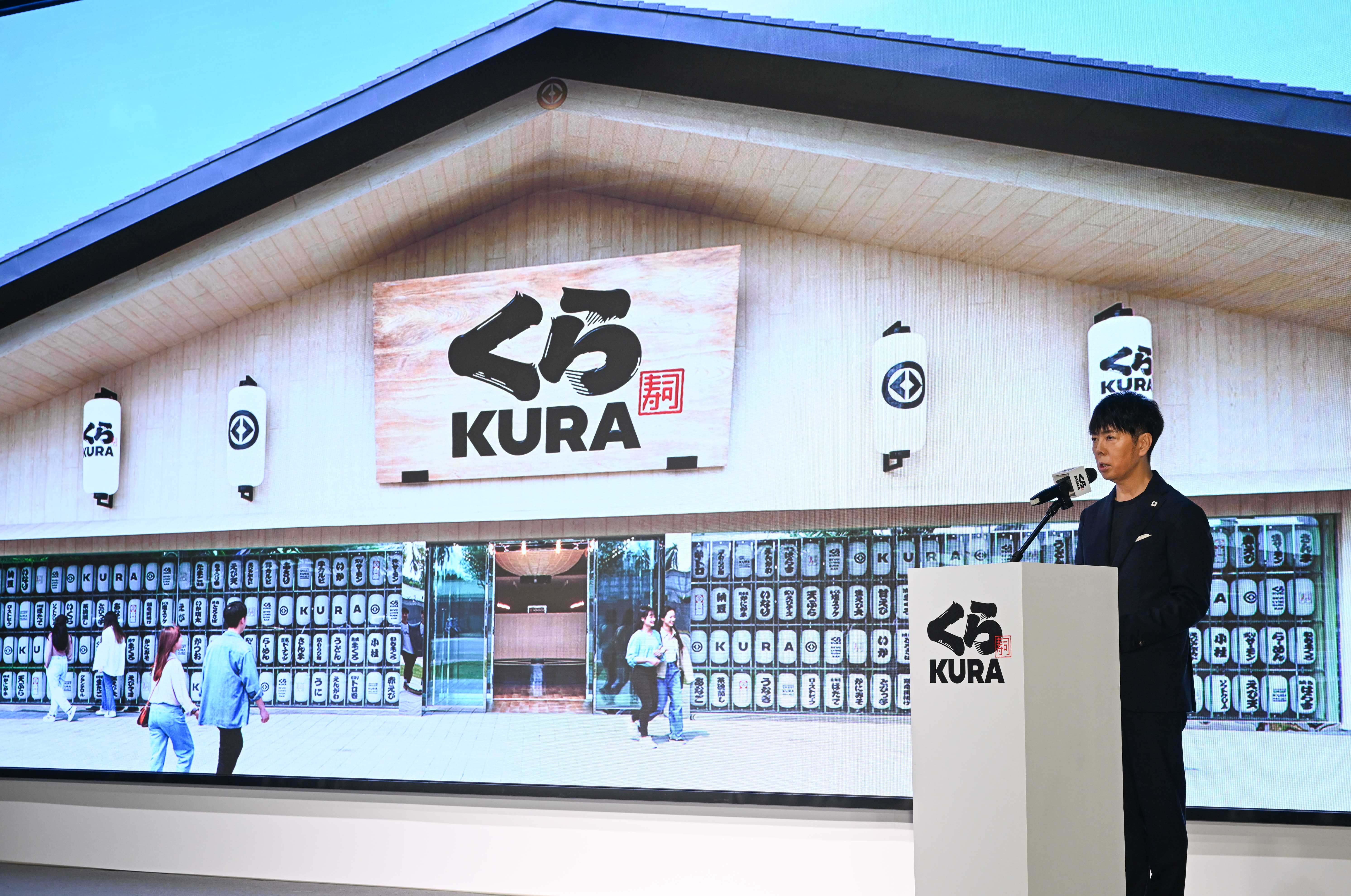 日本鬼才設計師佐藤可士和受邀設計藏壽司位於高雄的全球旗艦店，今在記者會上親自說明設計理念。（藏壽司提供）