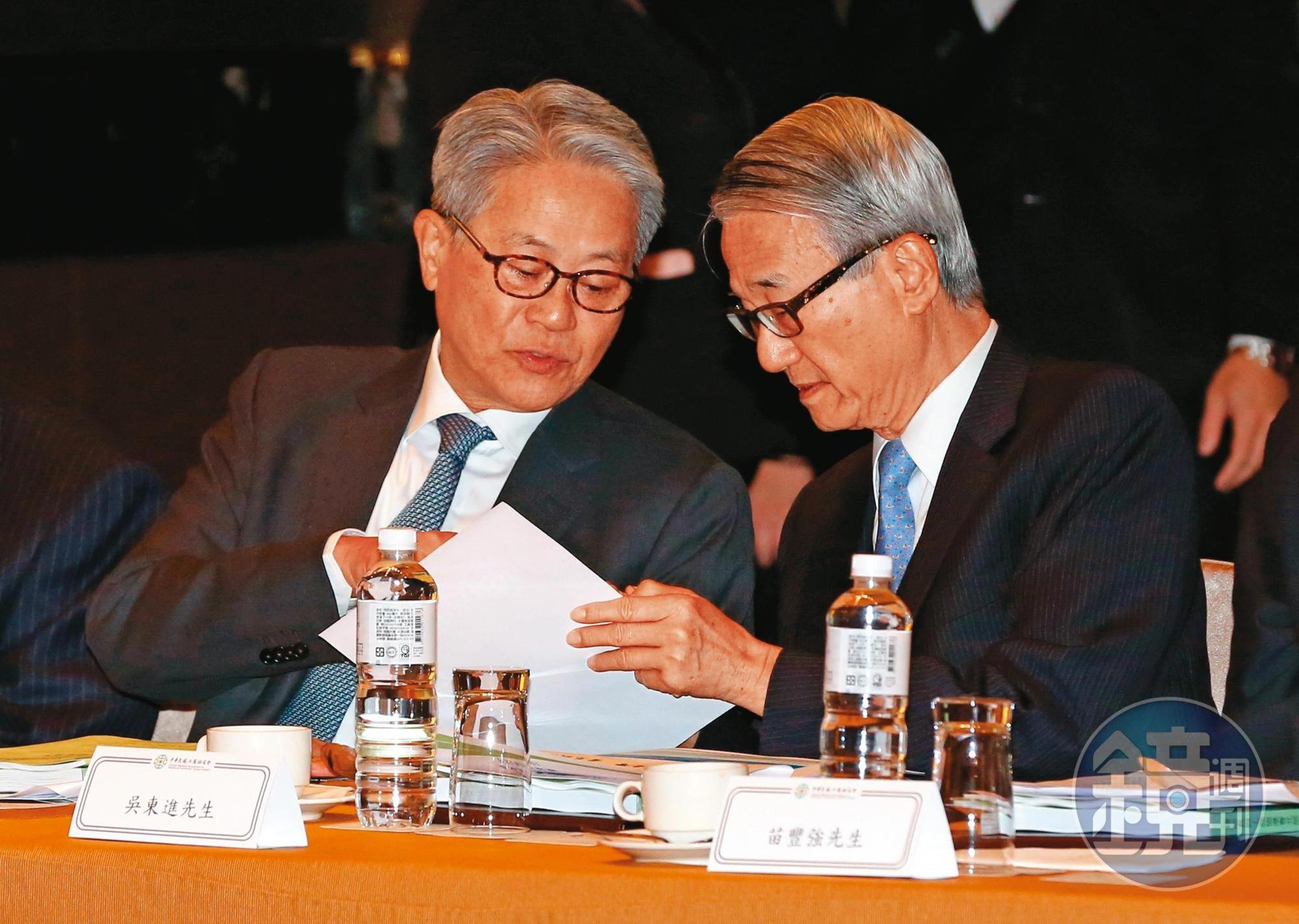 新光金今年董事改選,吳東進(右)和吳東亮(左)曾為此二度協商。