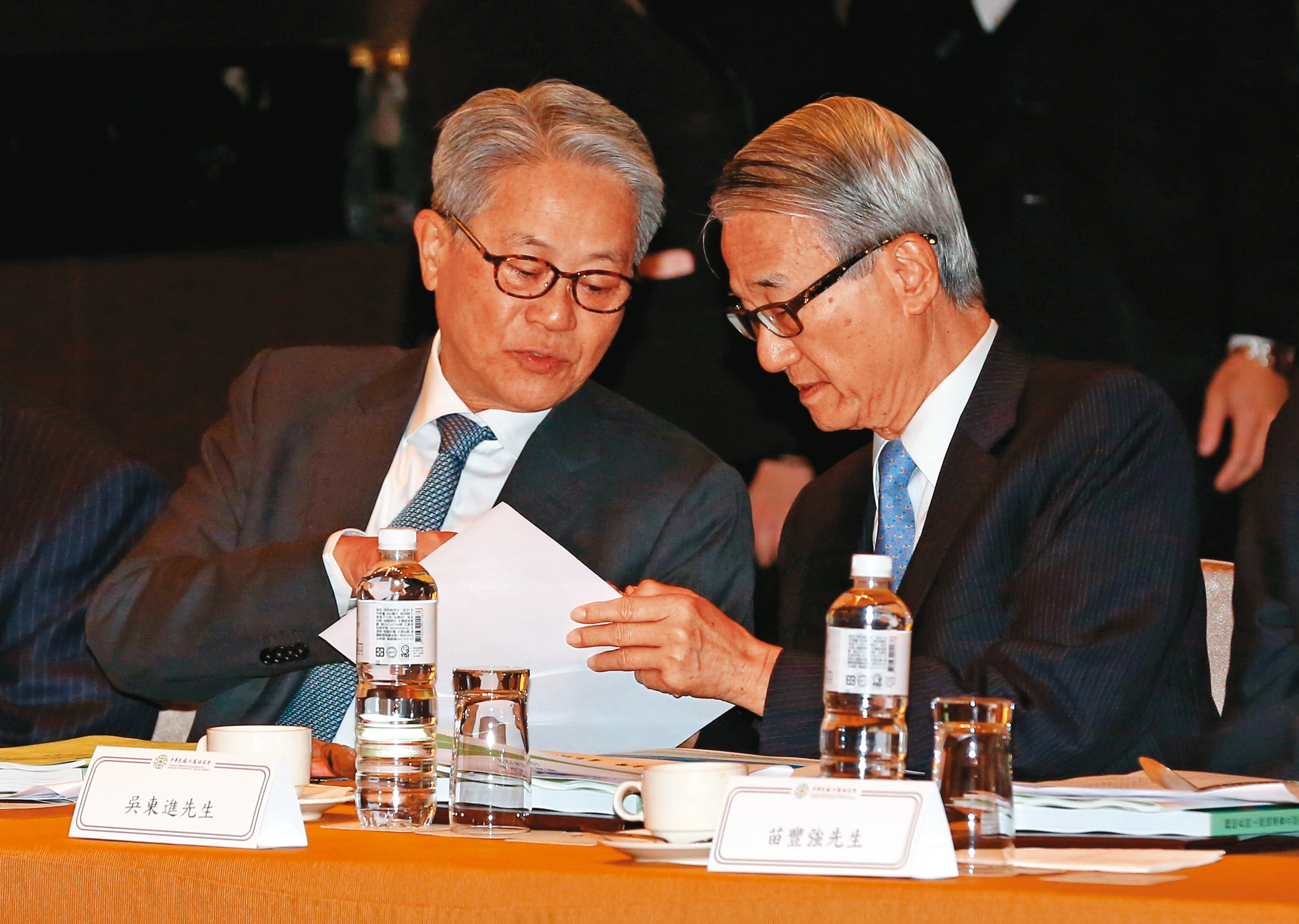 新光金今年董事改選，吳東進（右）和吳東亮（左）曾為此二度協商。