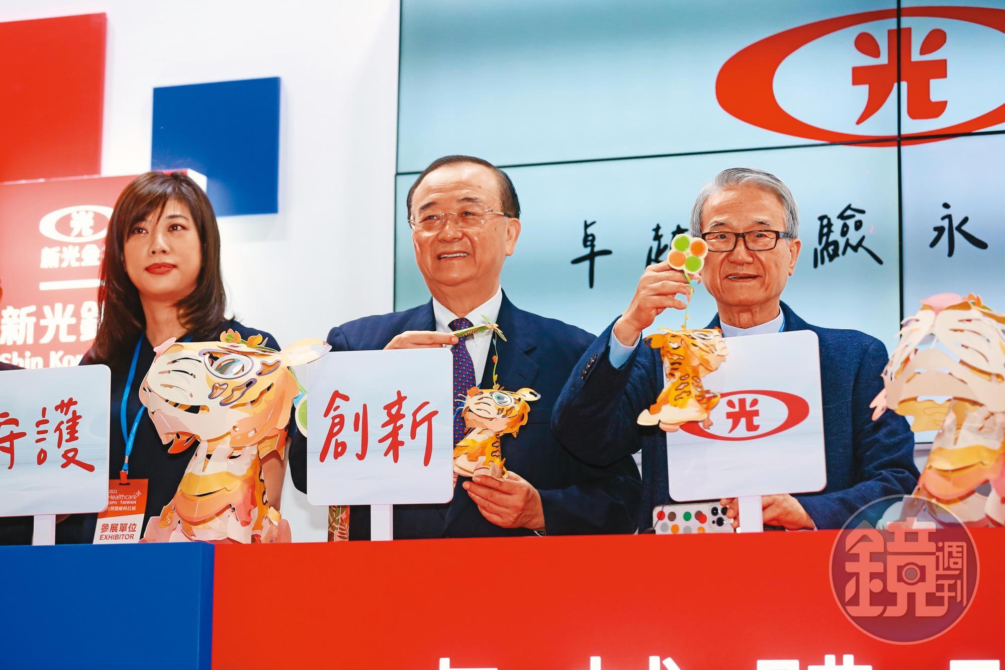 吳東進（右）捍衛經營權是為鞏固第三代接班，他的次女吳欣儒（左）已接棒新光金總經理。
