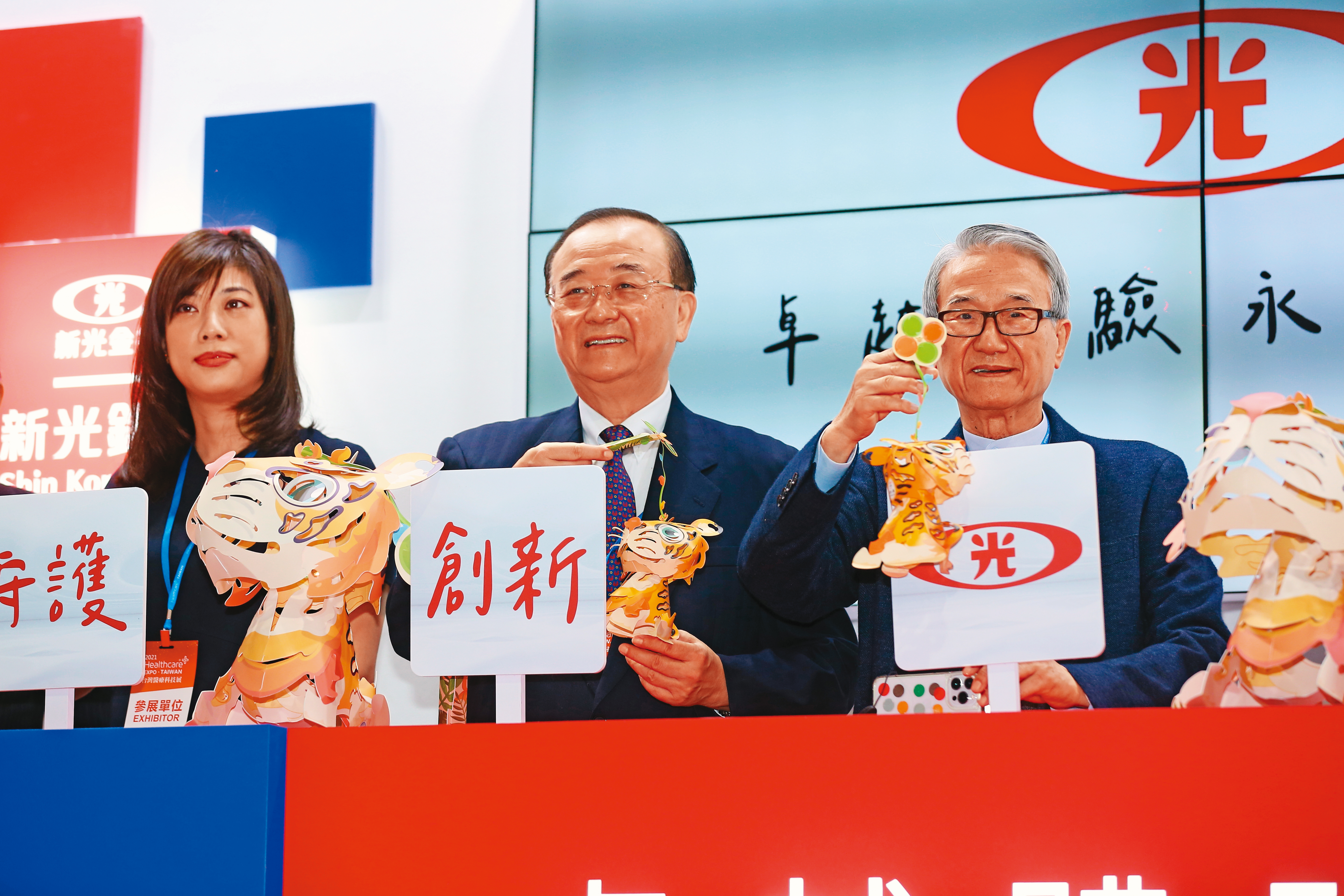 吳東進(右)捍衛經營權是為鞏固第三代接班,他的次女吳欣儒(左)已接棒新光金總經理。