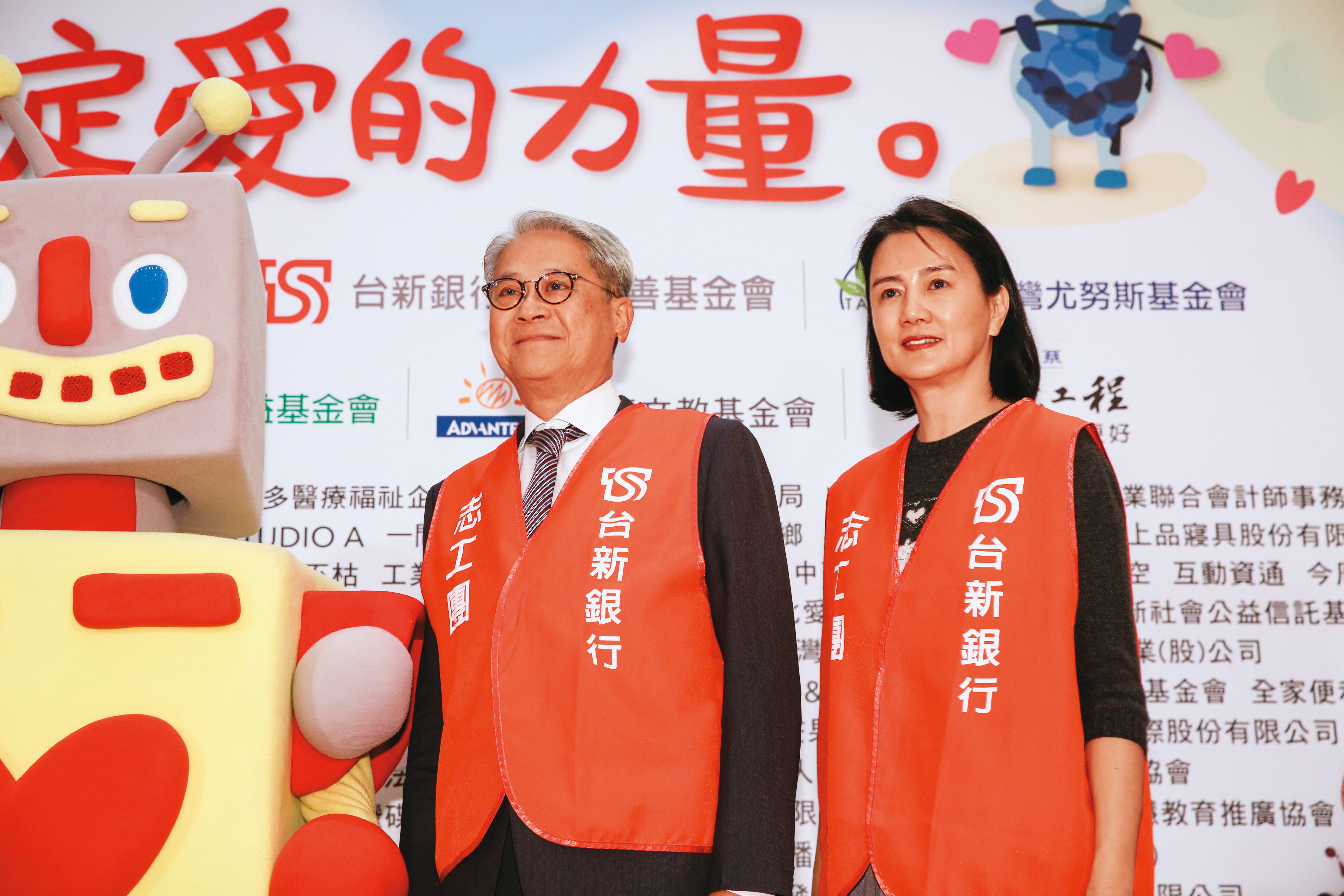 吳東亮(左)太太彭雪芬(右)是新光金上層控股公司新勝的董座。